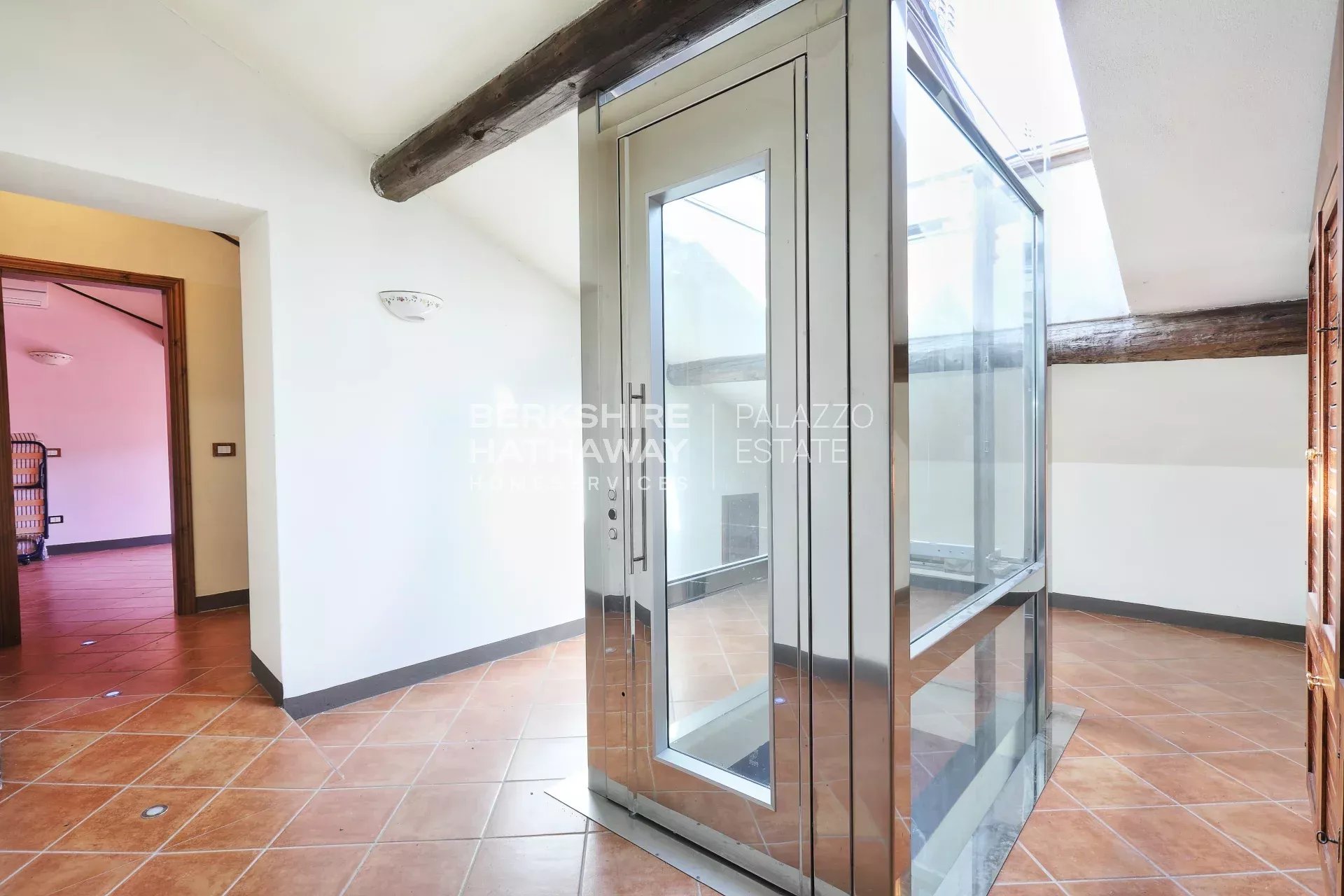 Elegante Villa d'Epoca con Vista Mare e Piscina a Riparbella