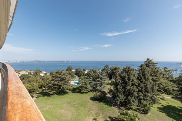 Luxury 4-Bedroom Family Apartment in Cannes overlooking the Sea — photo 3