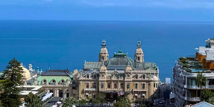 Luxurious apartment with terrace and parking sold turnkey