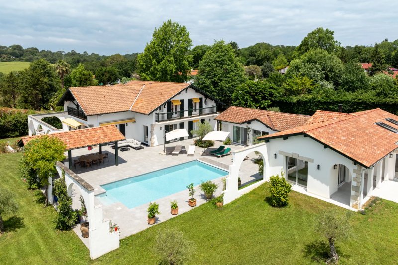 BIDART, MAISON RÉNOVÉE AVEC MAISON D'AMIS ET PISCINE
