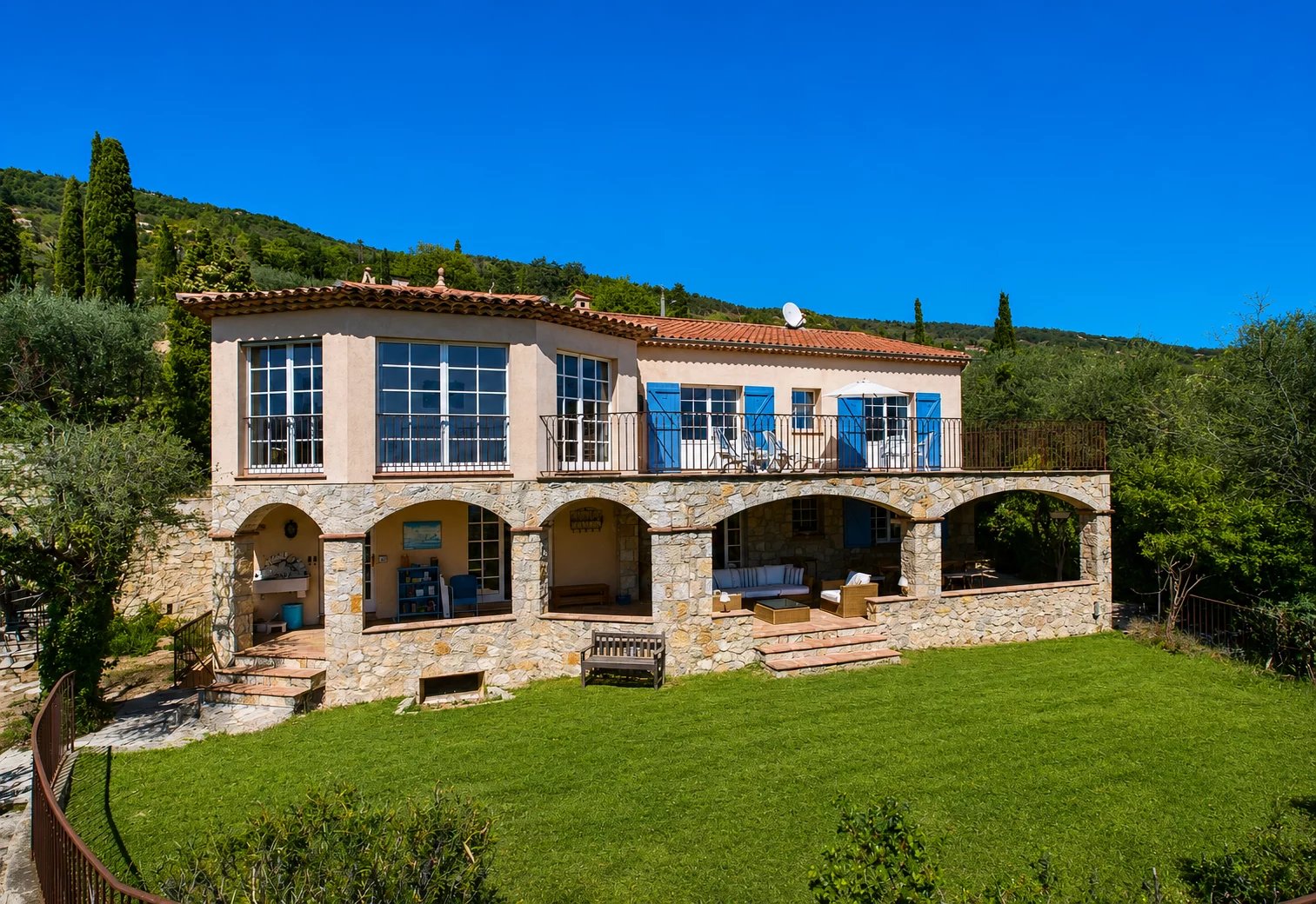  Image of Villa - 6 Bedrooms for Sale in Alpes-Maritimes-Spéracèdes-France, Image 8