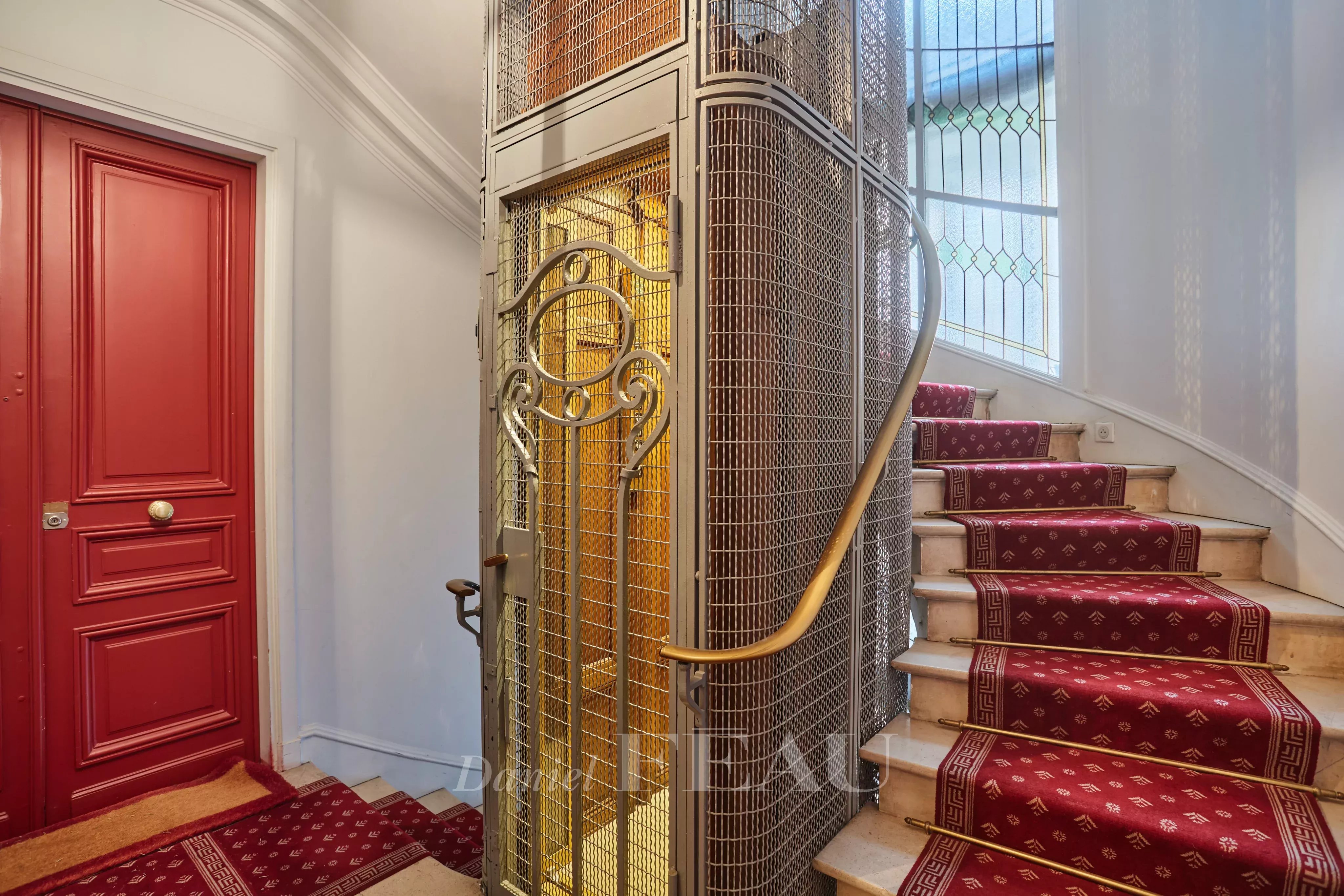 CAGE D'ESCALIER AVEC ASCENSEUR 