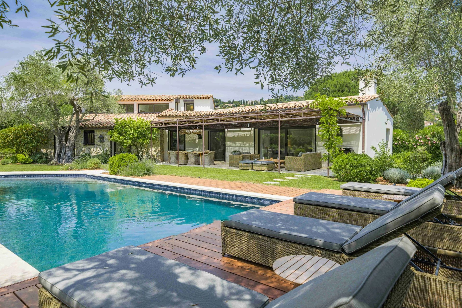 06250 MOUGINS VILLA