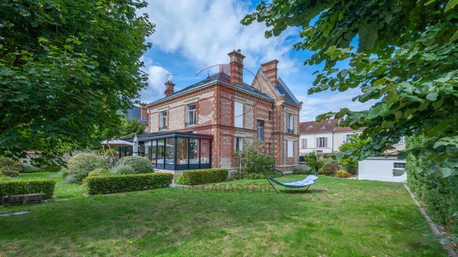 FONTAINEBLEAU BOURGEOIS PROPERTY of 330m² - On GARDEN of 912 m²