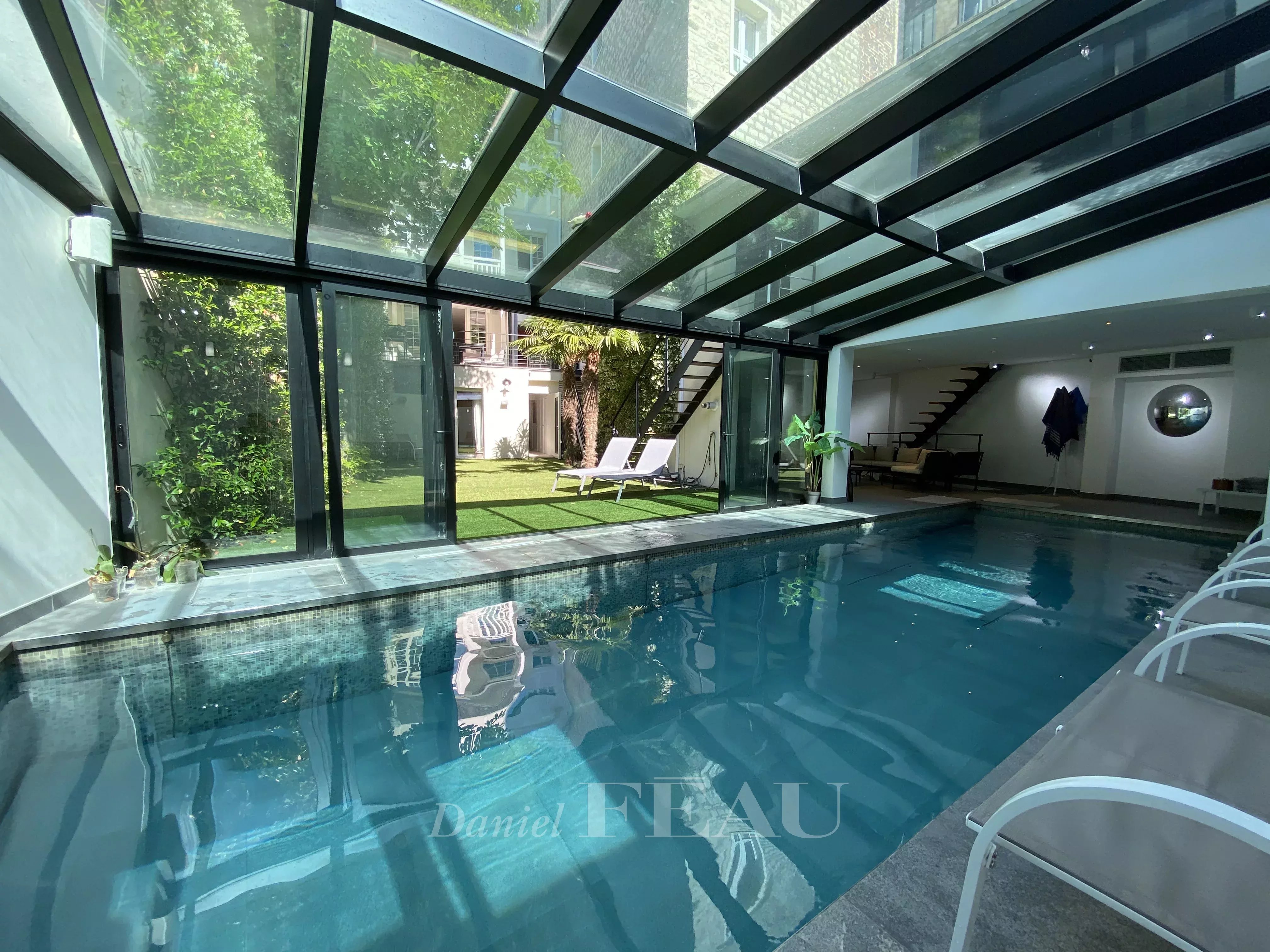 Paris 16th District – An exceptional property with a swimming pool