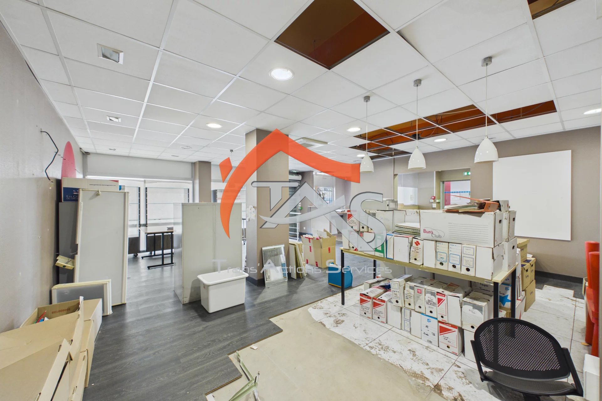 Locaux professionnels de 994.37m² avec ascenseur et garage double. - Photo 2