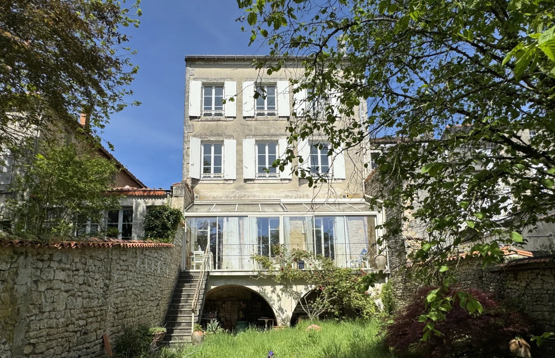 Impressionnante maison de ville de 5 chambres avec véranda, cave voûtée et jardin