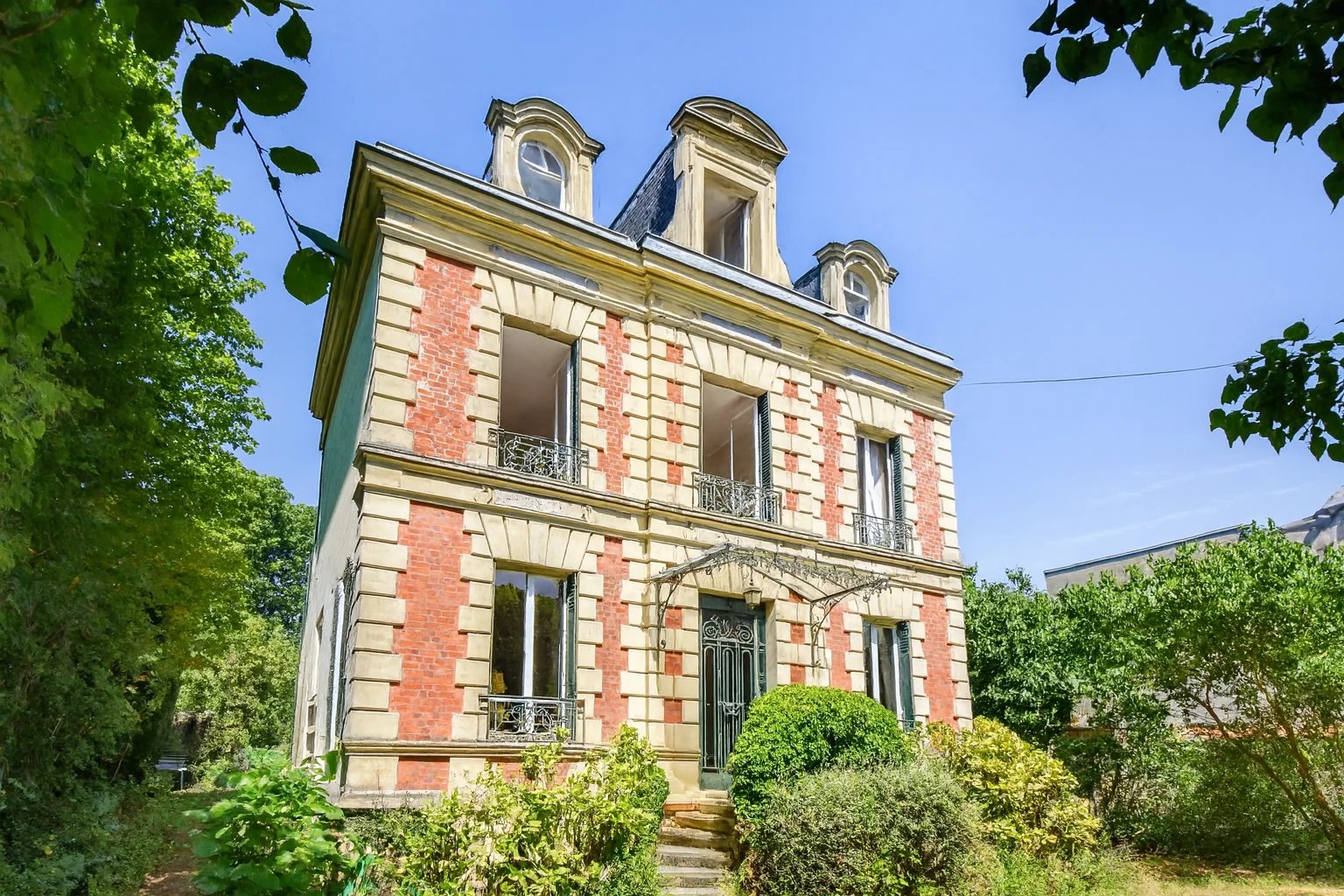 Elégante maison de caractère de 204 m² au sol sur un terrain de 672 m² dans un secteur prisé à 10 mn du RER