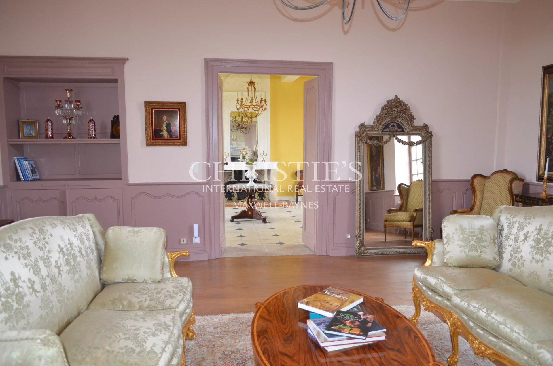 8 Bedroom Vineyard's Image 6
