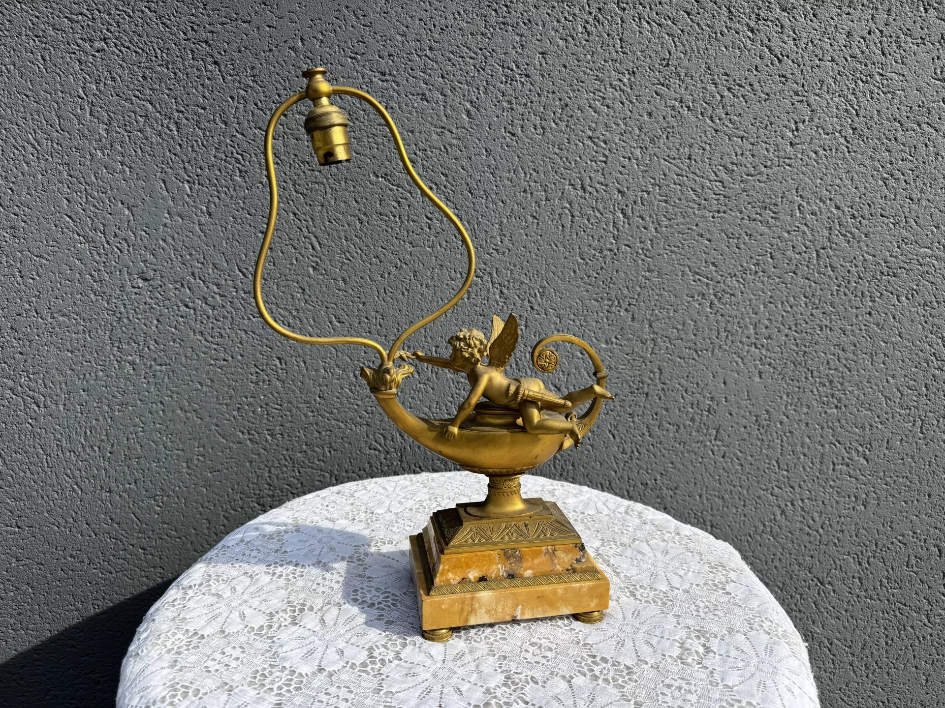 Lampe en bronze doré et marbre de style Louis XVI à vendre