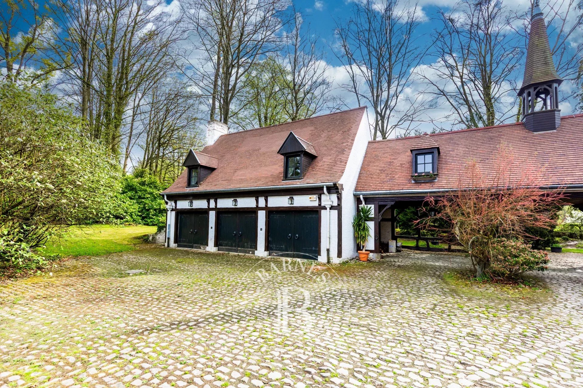 Hoeilaart - Exceptional villa to renovate, close to the Sonian Forest