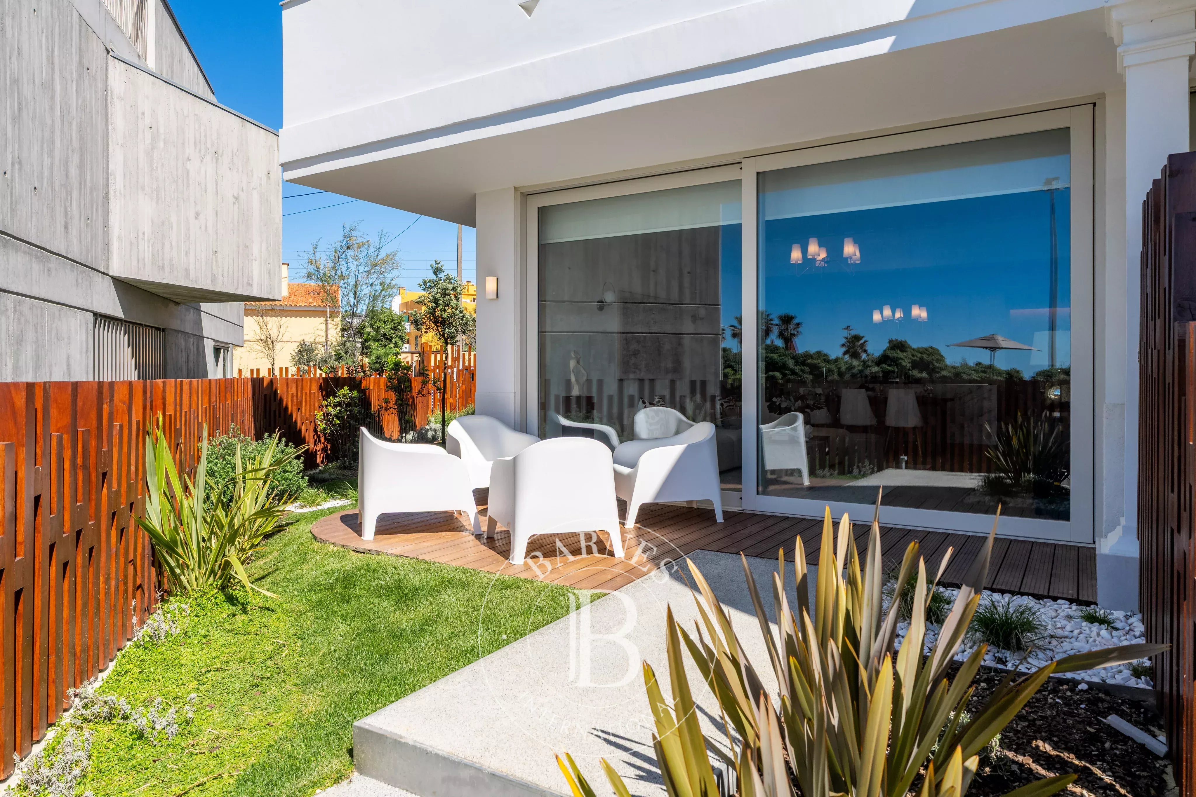 Jardin et vue sur la mer