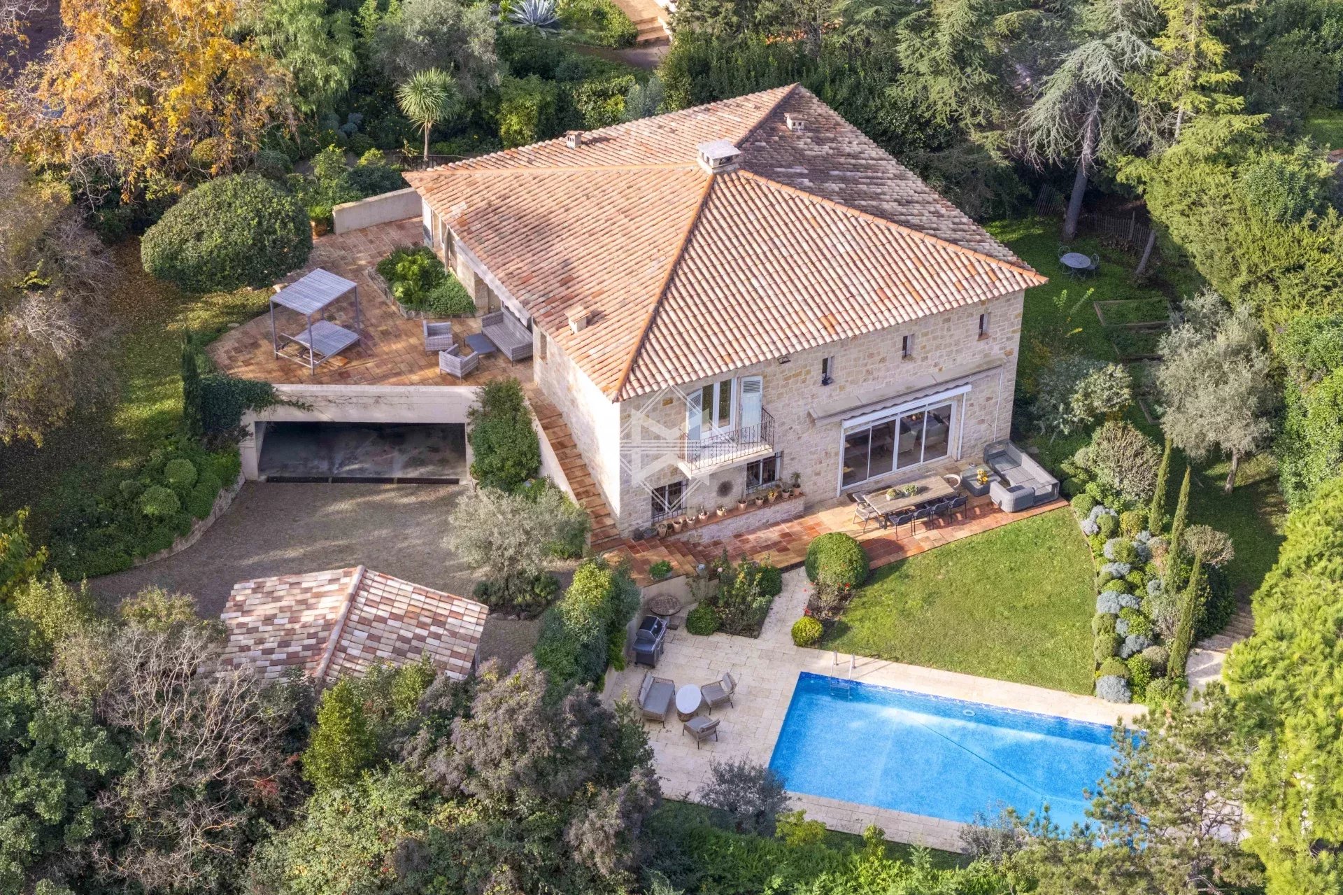 06250 MOUGINS VILLA