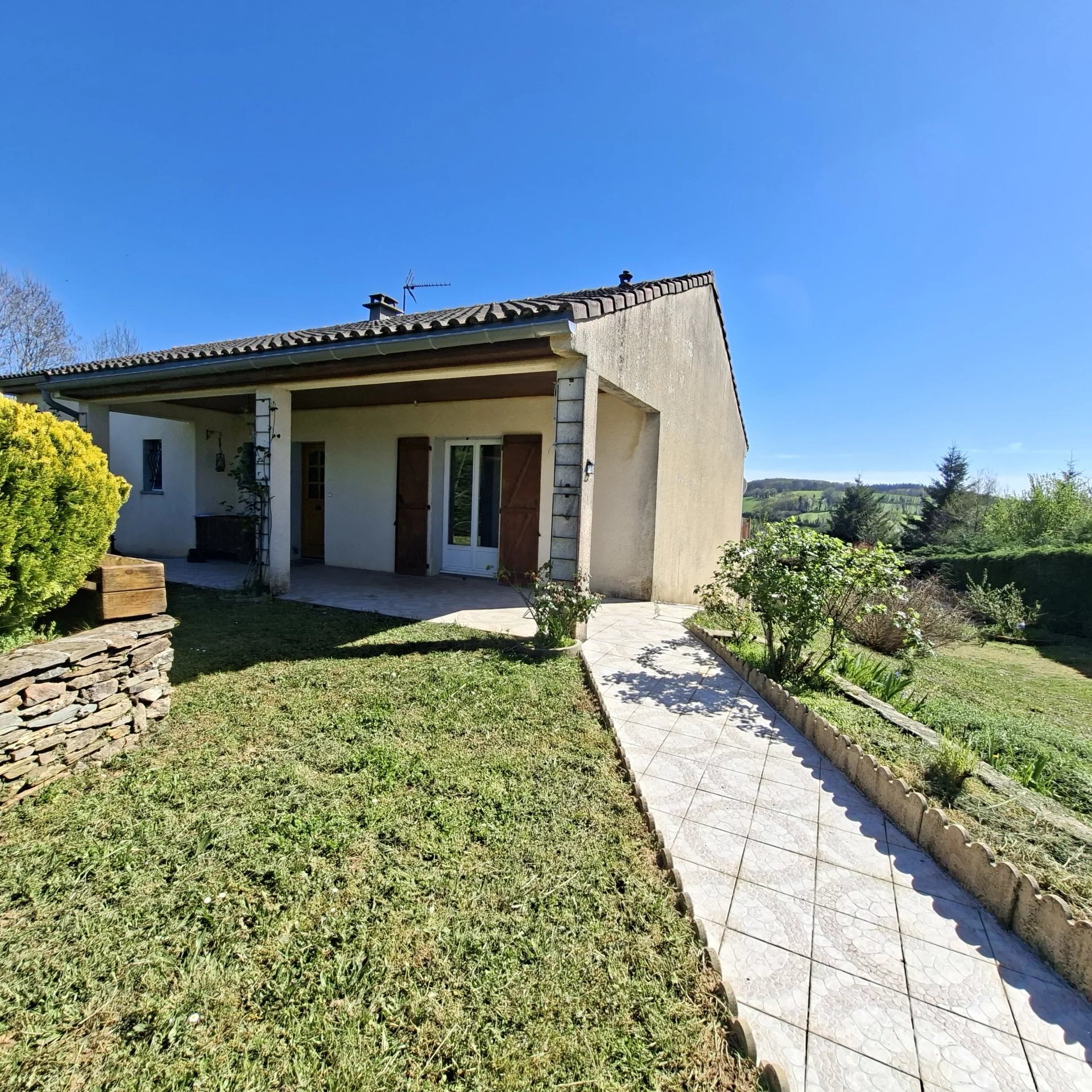 Maison sur sous sol avec jardin