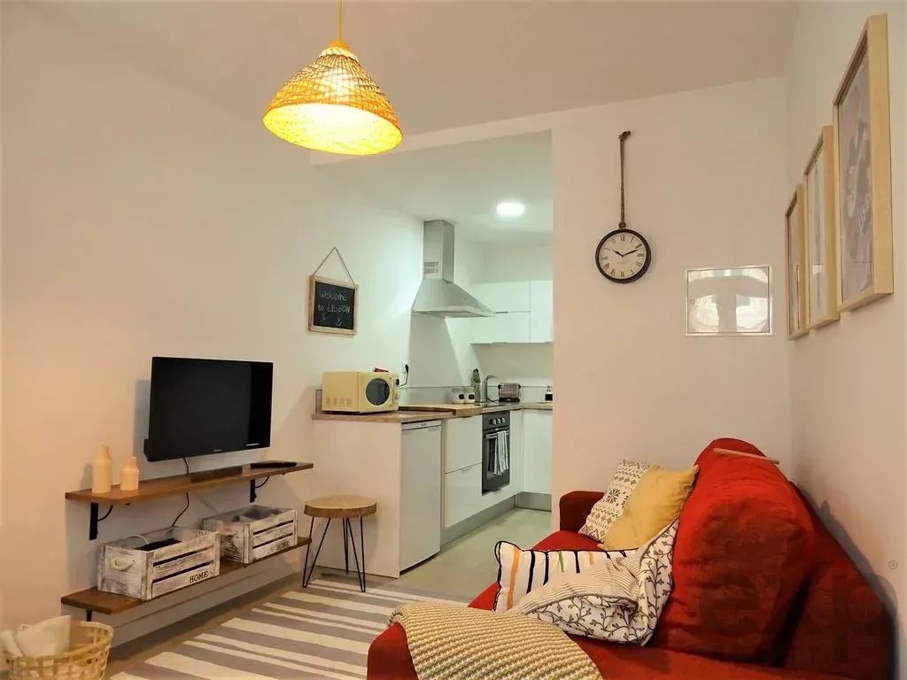 T1 for Renovation in Historic Graça, Lisbon