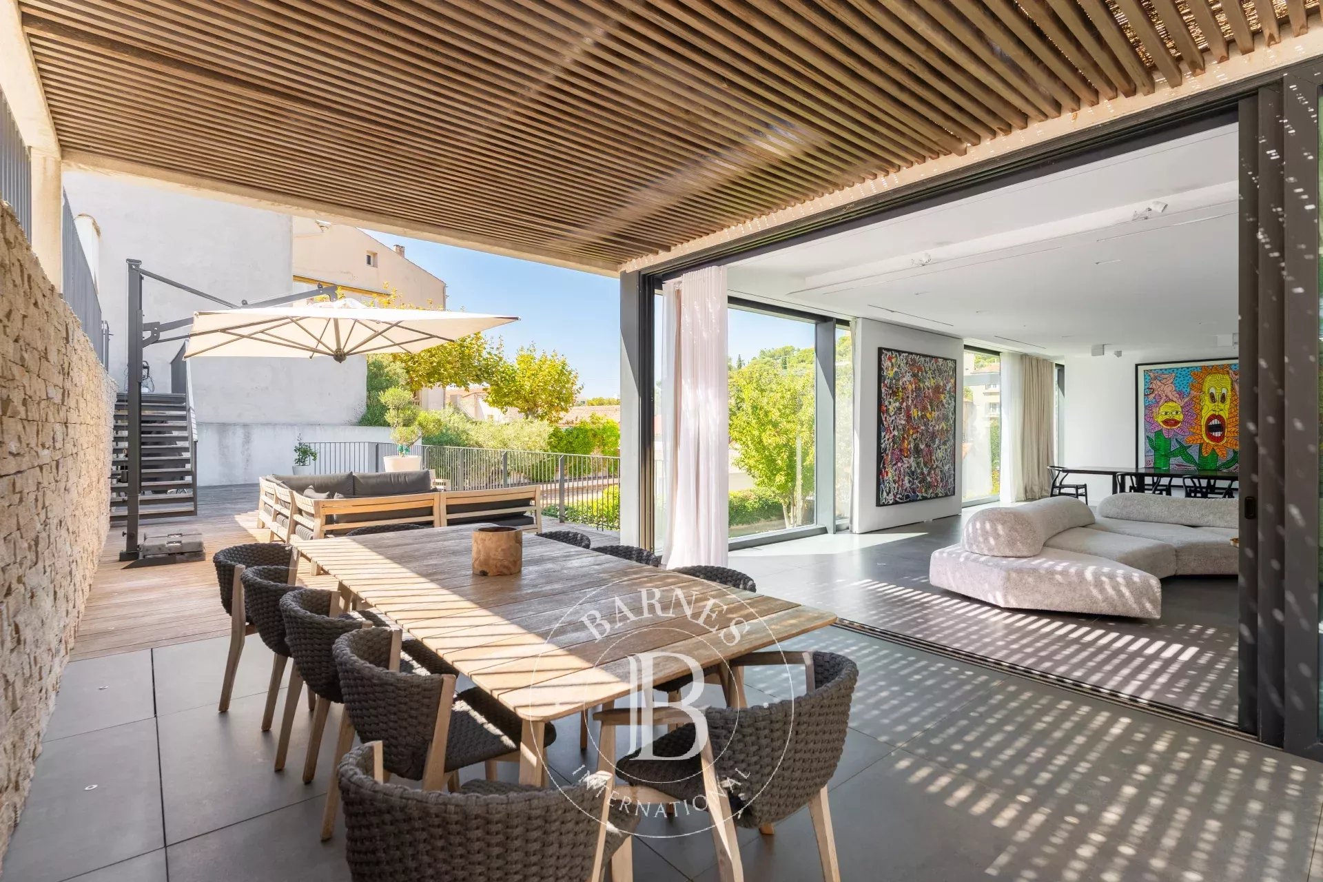 Vente Roucas Blanc - 13007 - Villa contemporaine de 300 m² avec piscine, 4 chambres en suites,  studio indépendant, nombreux stationnements