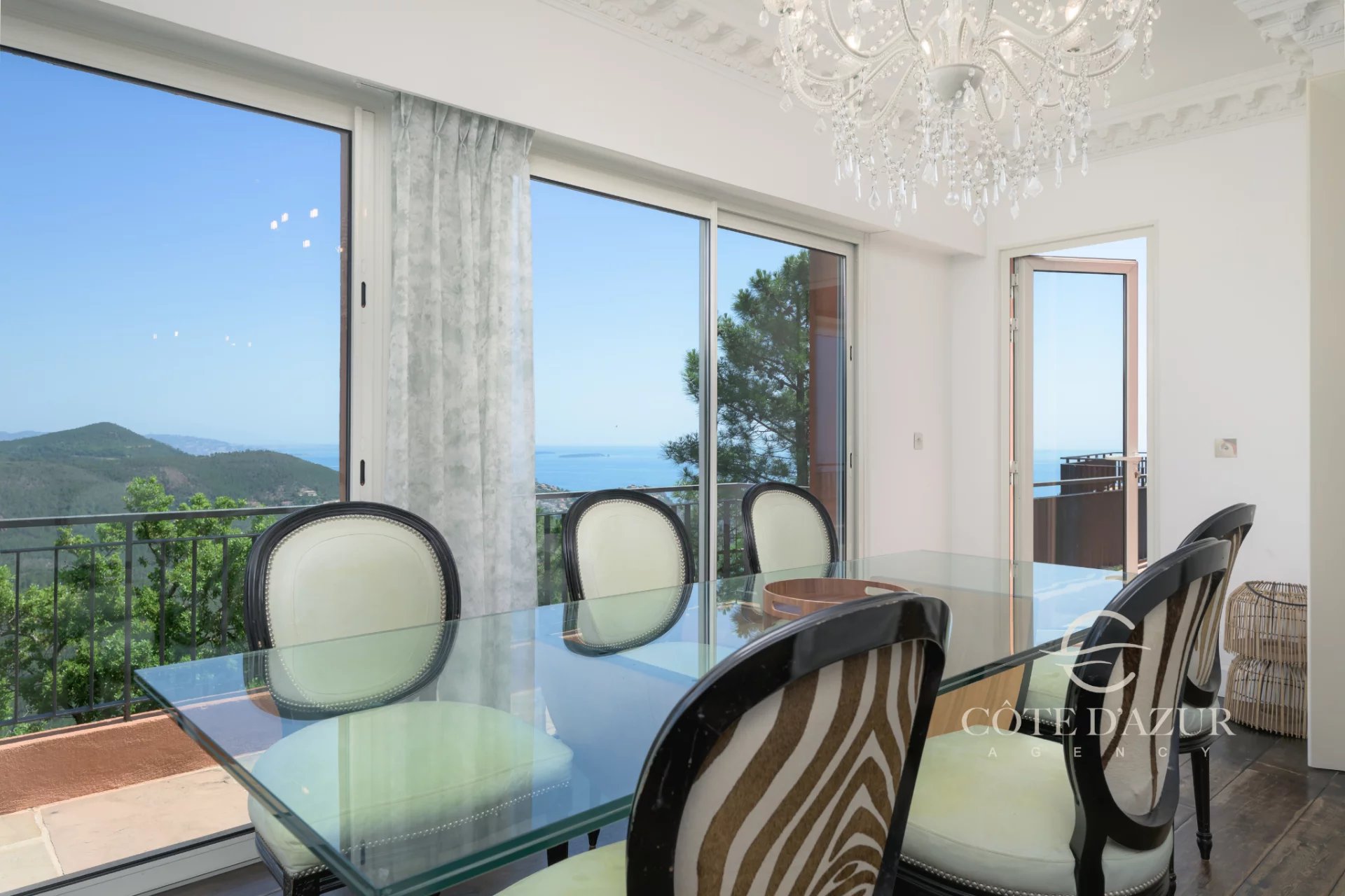 Exceptional property with panoramic sea views 12