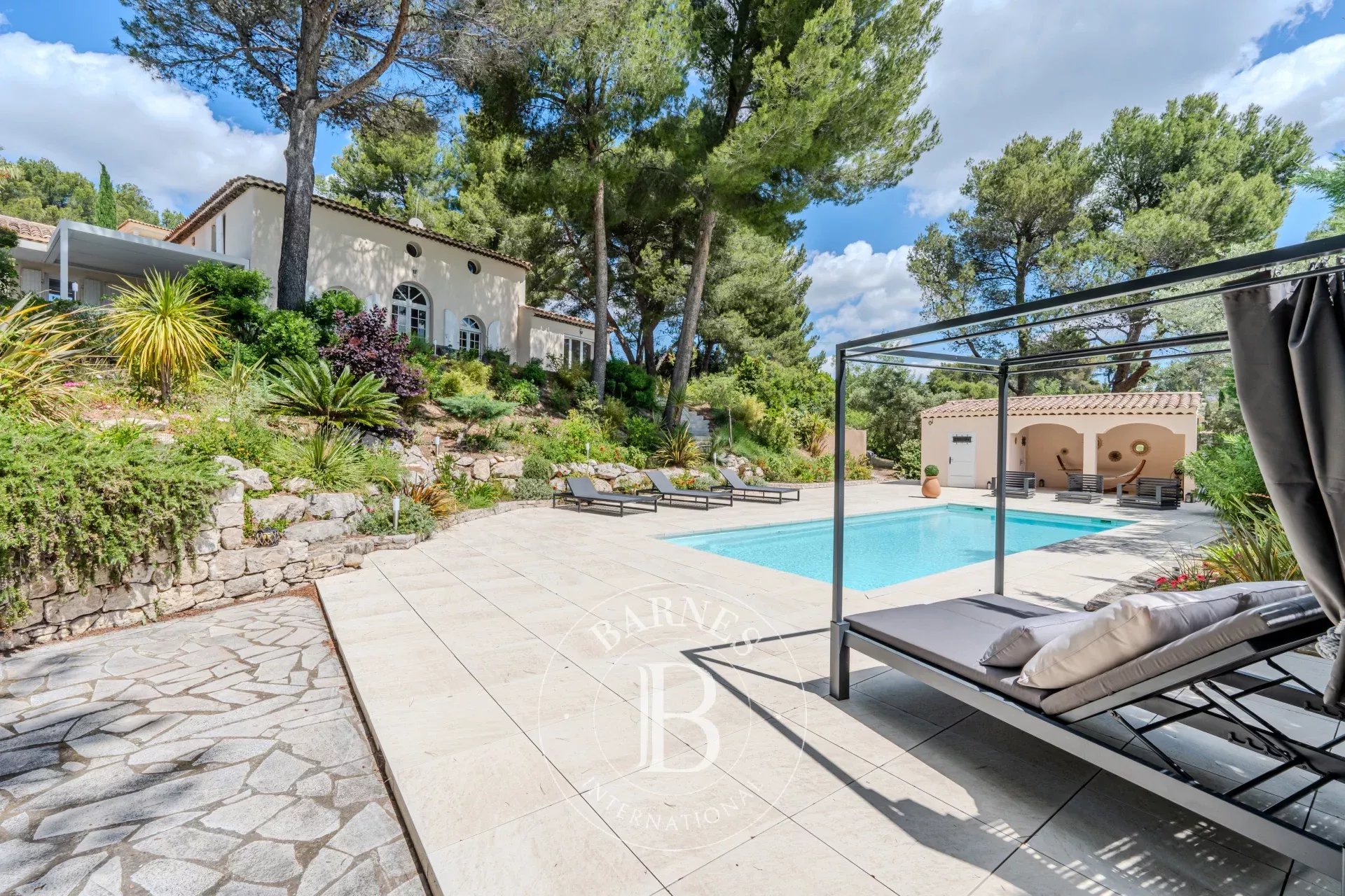 UNDER SALE OFFER - NEAR AIX-EN-PROVENCE - EXCEPTIONAL PANORAMIC VIEW -200M2 - 5 BEDROOMS - SWIMMING POOL - GARAGE
