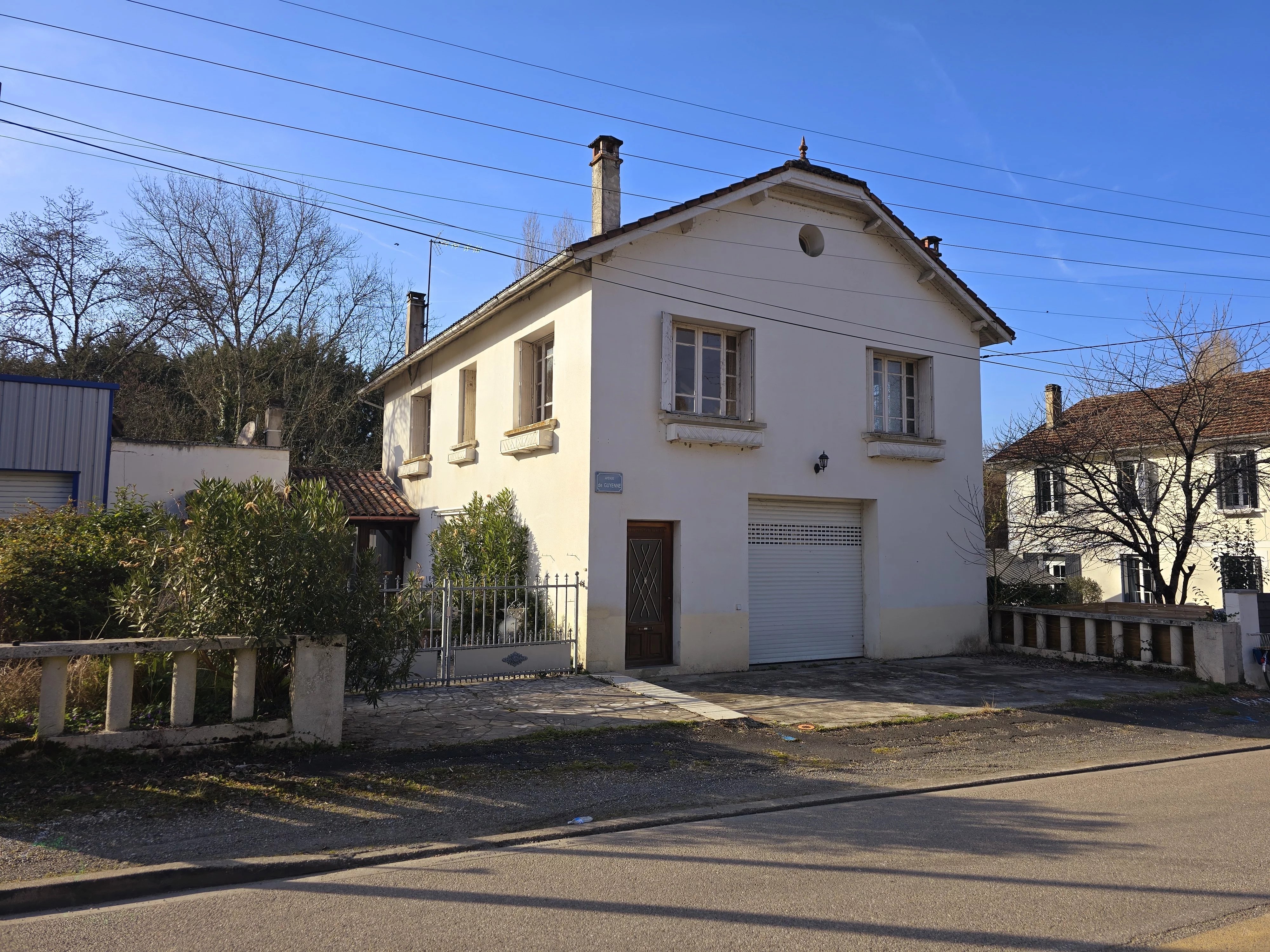 Spacious house on the river with large workshop/garage and cellar