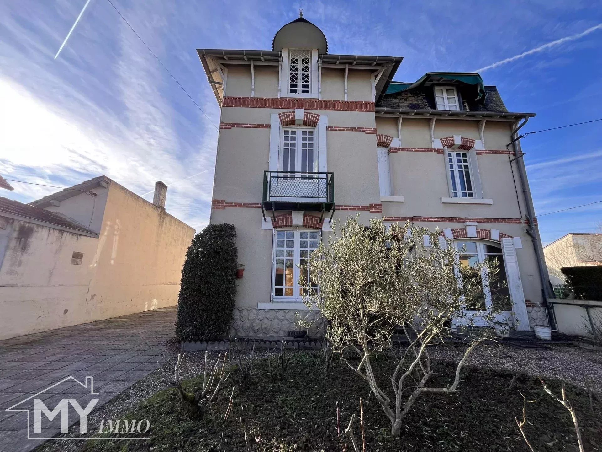 Montpon-Ménestérol : Spacieuse maison de ville avec dépendances et jardin.