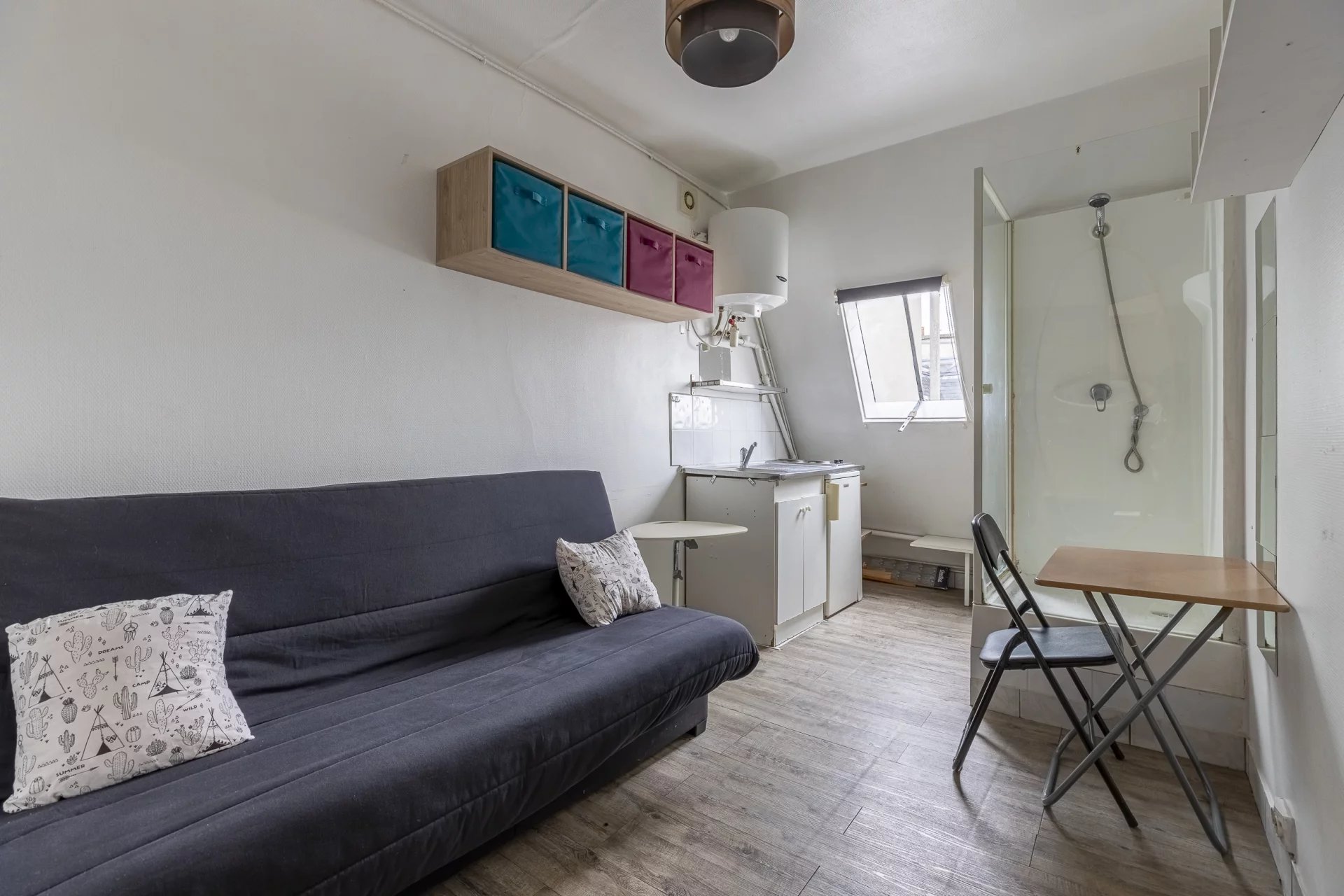 Studette dans immeuble de standing