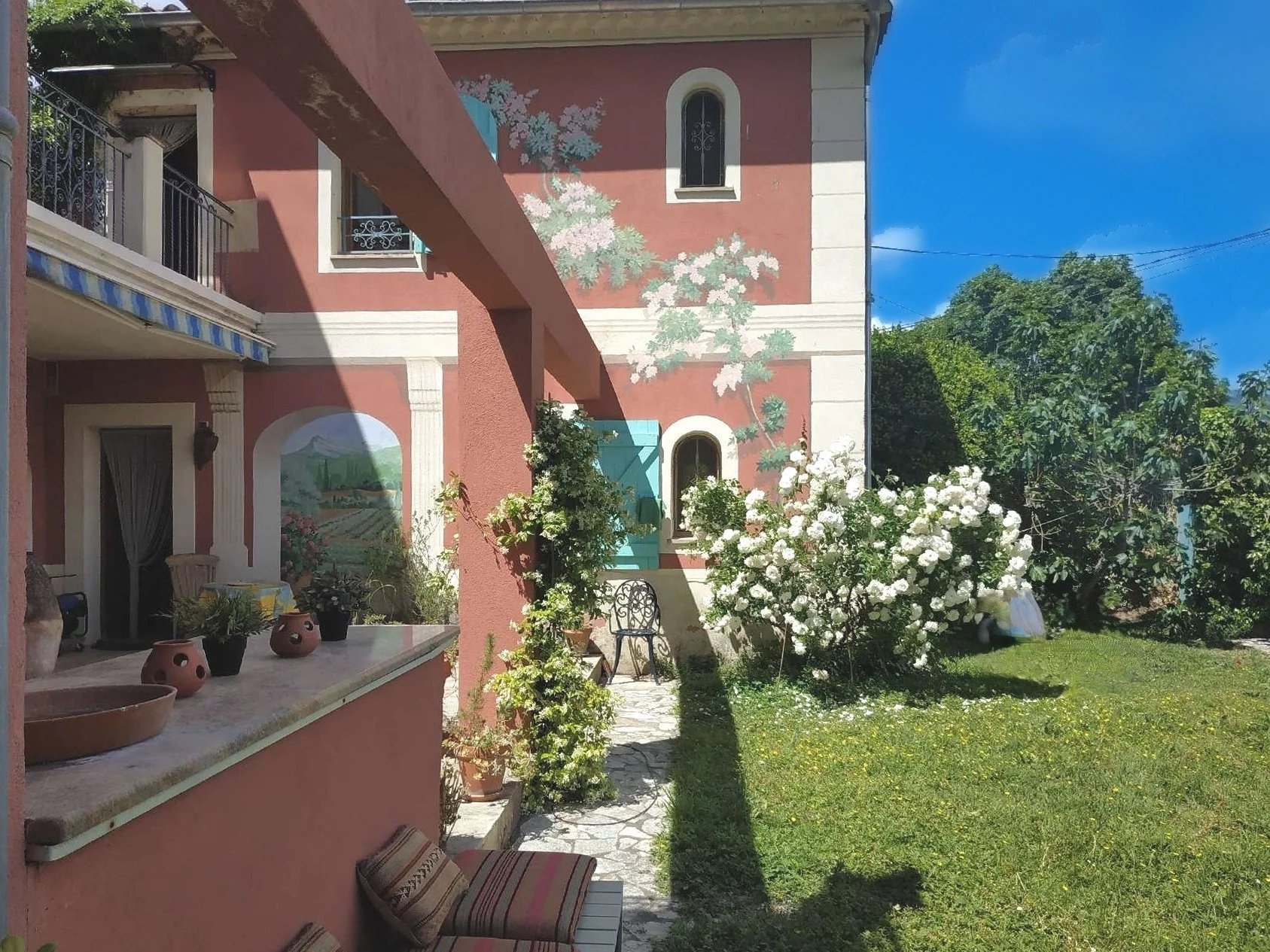 Charming 4-Bedroom Provencal House with Pool in Correns