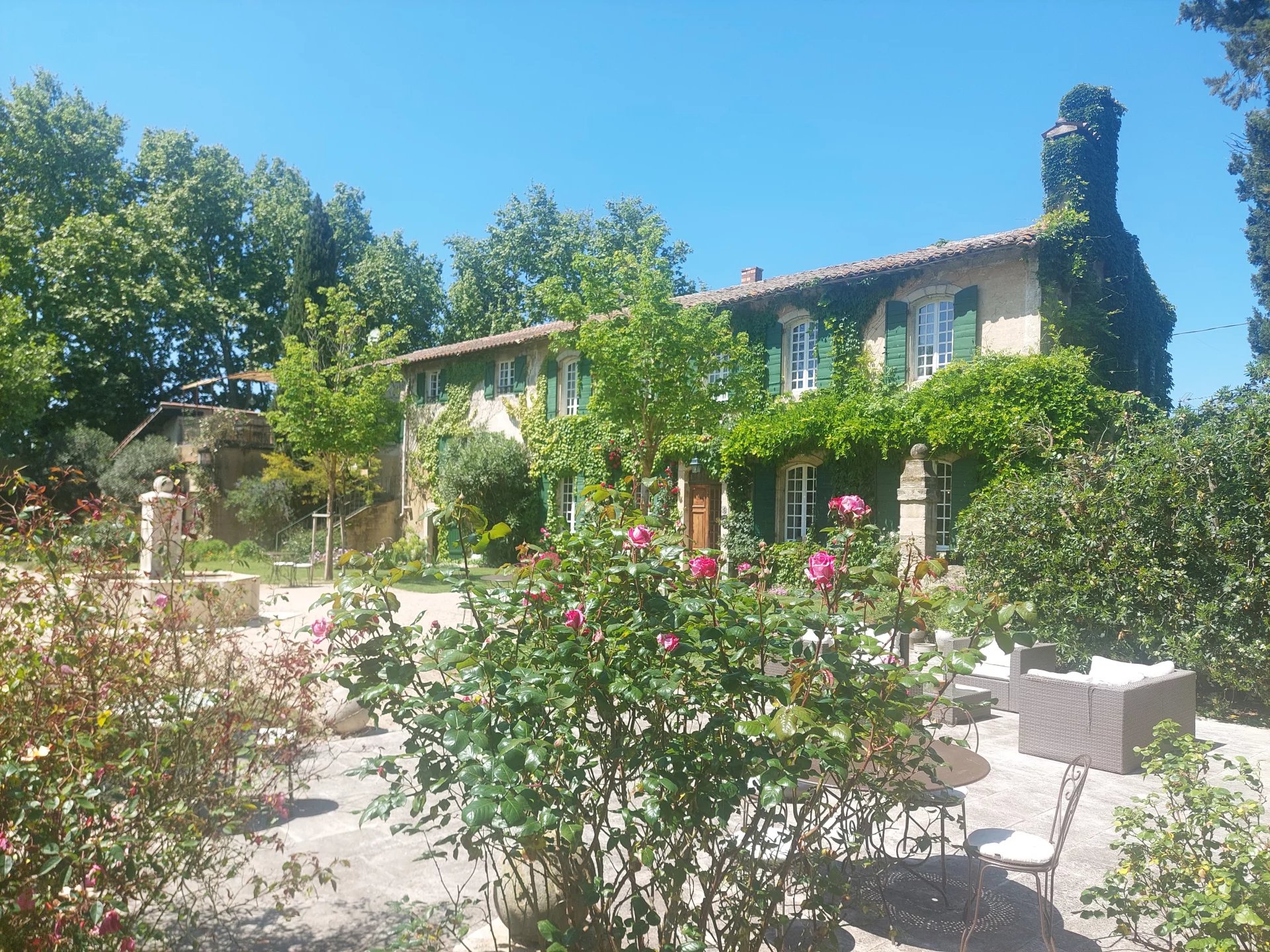 PROPRIETE ET ENSEMBLE IMMOBILIER EXPLOITES EN GITES ET CHAMBRES D'HOTES AU SEIN D'UN PARC PAYSAGE DE 2 HA