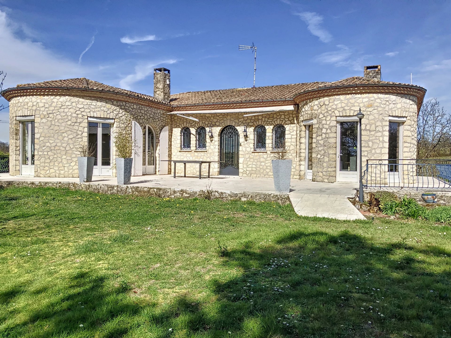 Saint André et Appelles : Magnifique maison familiale au calme avec 6 chambres et piscine.