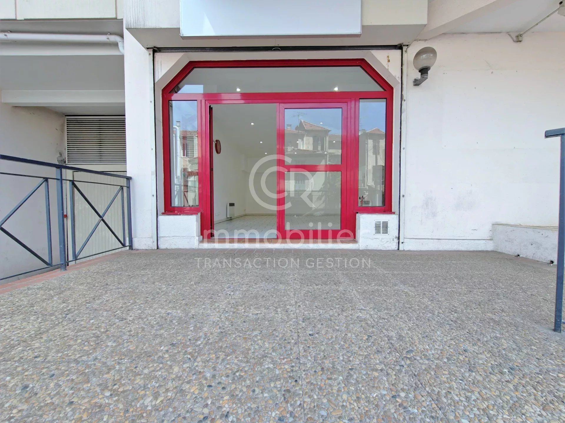 LOCAL COMMERCIAL 40.73M² - VITRINE - CENTRE VILLE