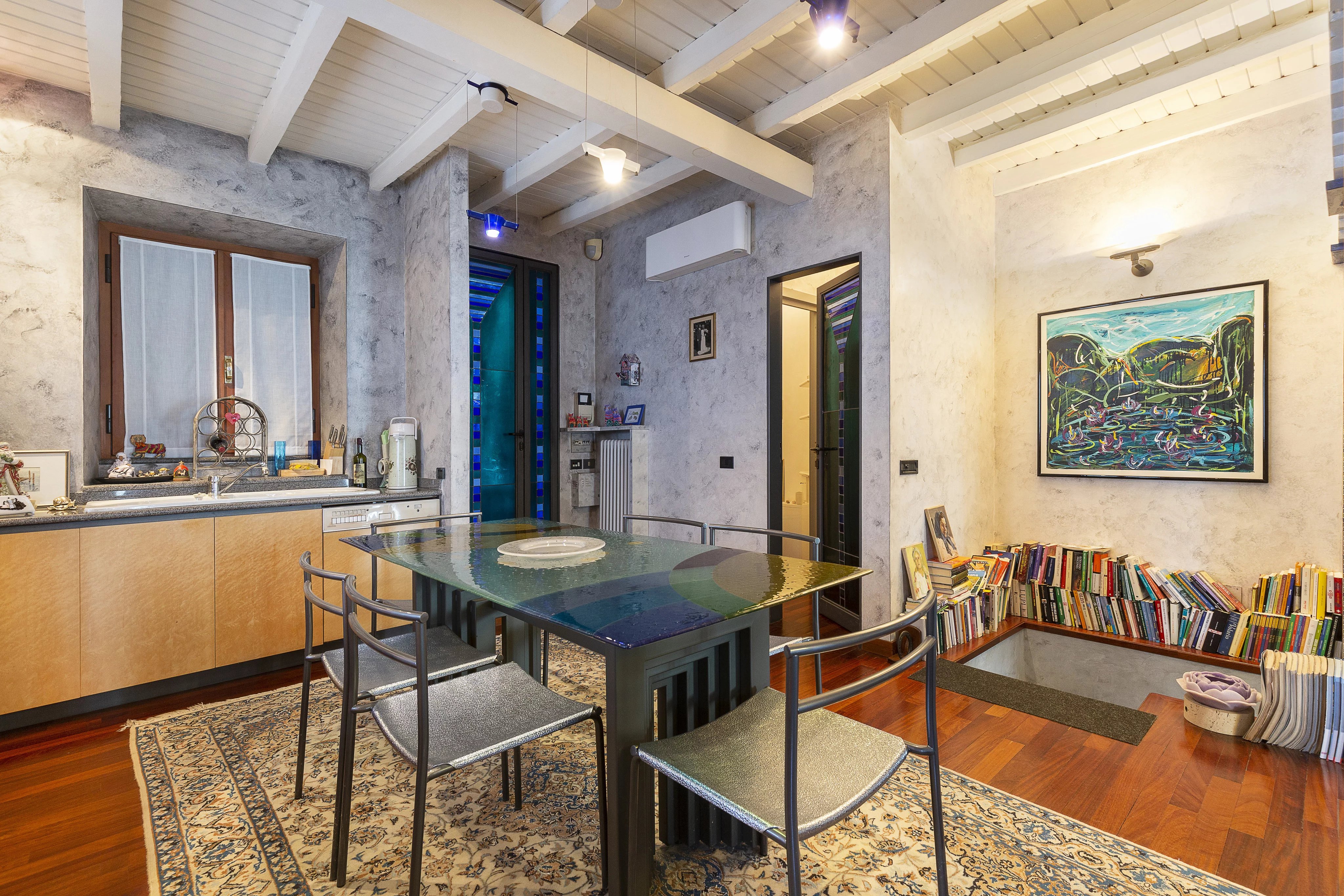 Portion of Villa, pied à l'eau, for sale in Como, on the Lake. - picture 22 title=