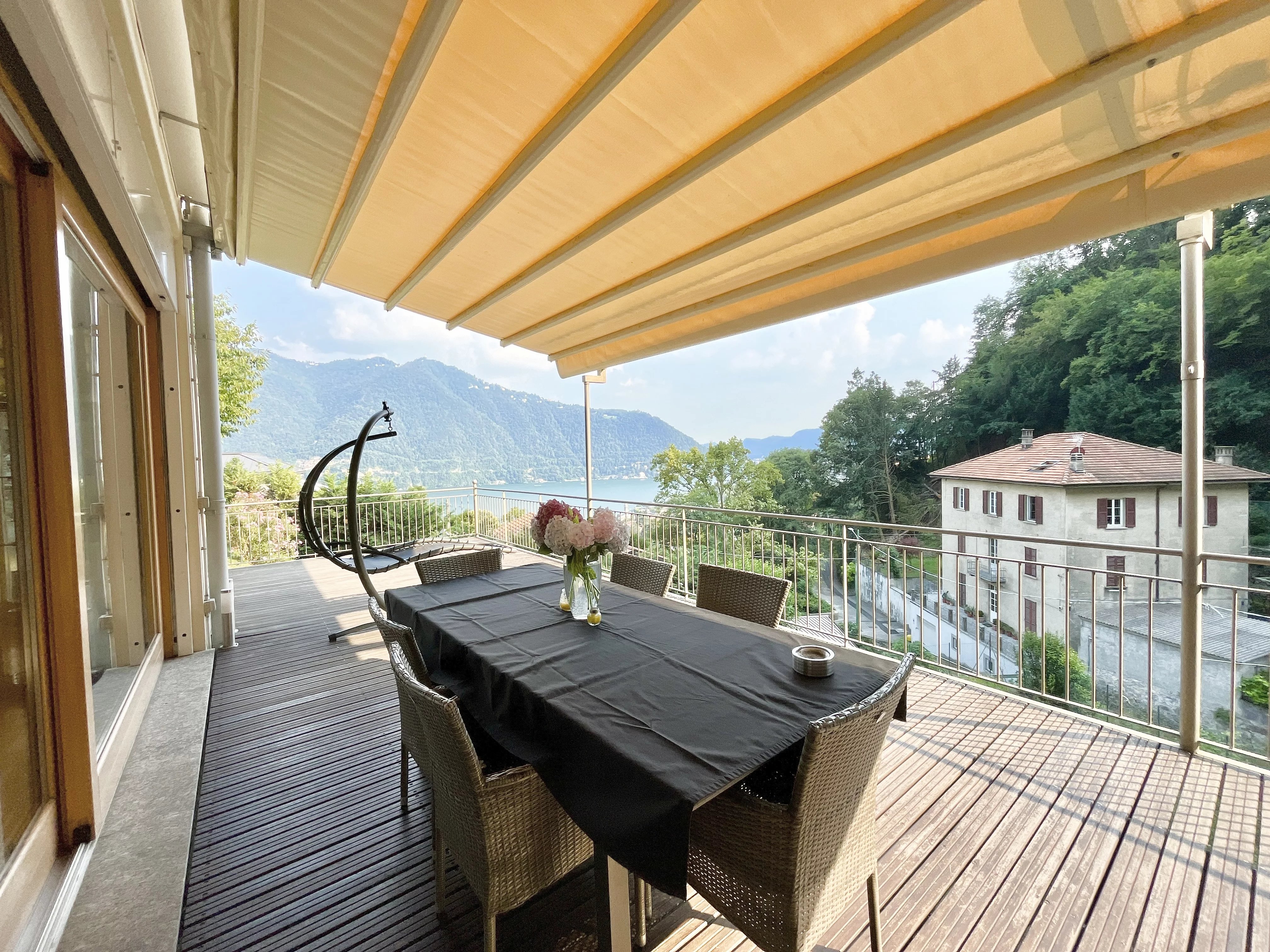 Appartement avec Plafonds Hauts, Baies Vitrées Panoramiques et Jardin Privé au Cœur de Cernobbio - picture 8 title=