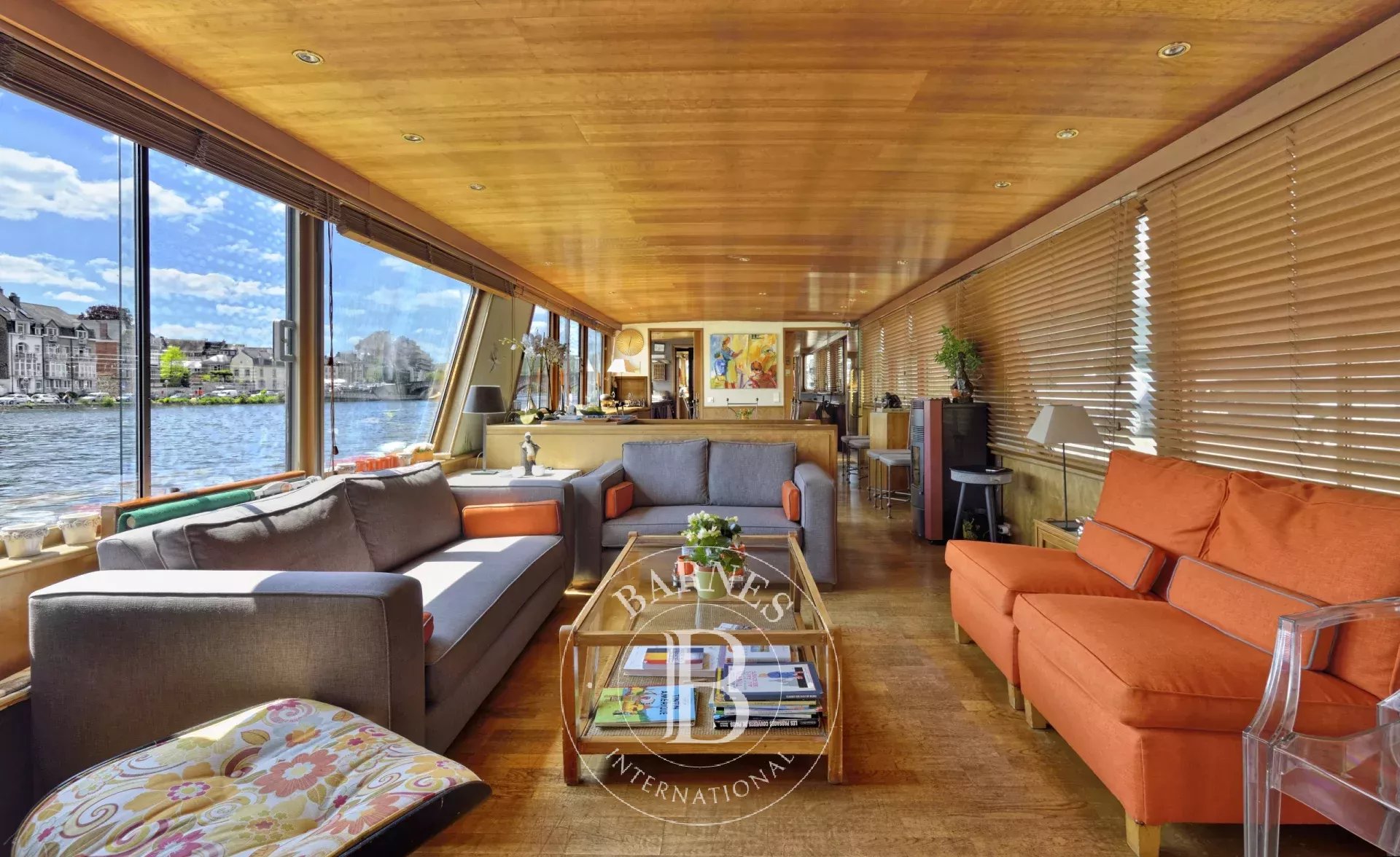 OPTION - Spacious and elegant 6-cabin houseboat