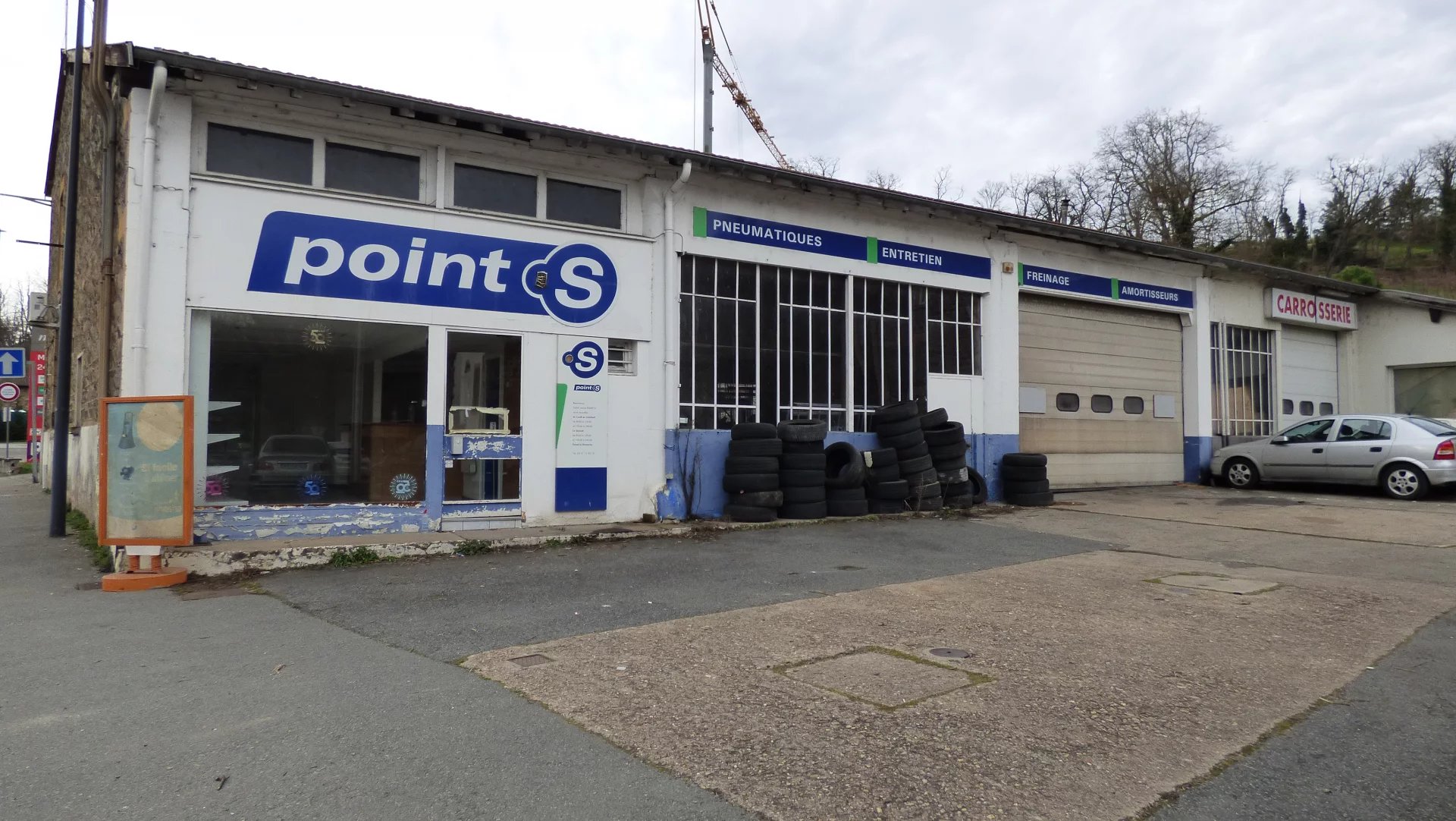 Bâtiment à aménager d’environ 820 m² + une cour de 823 m²