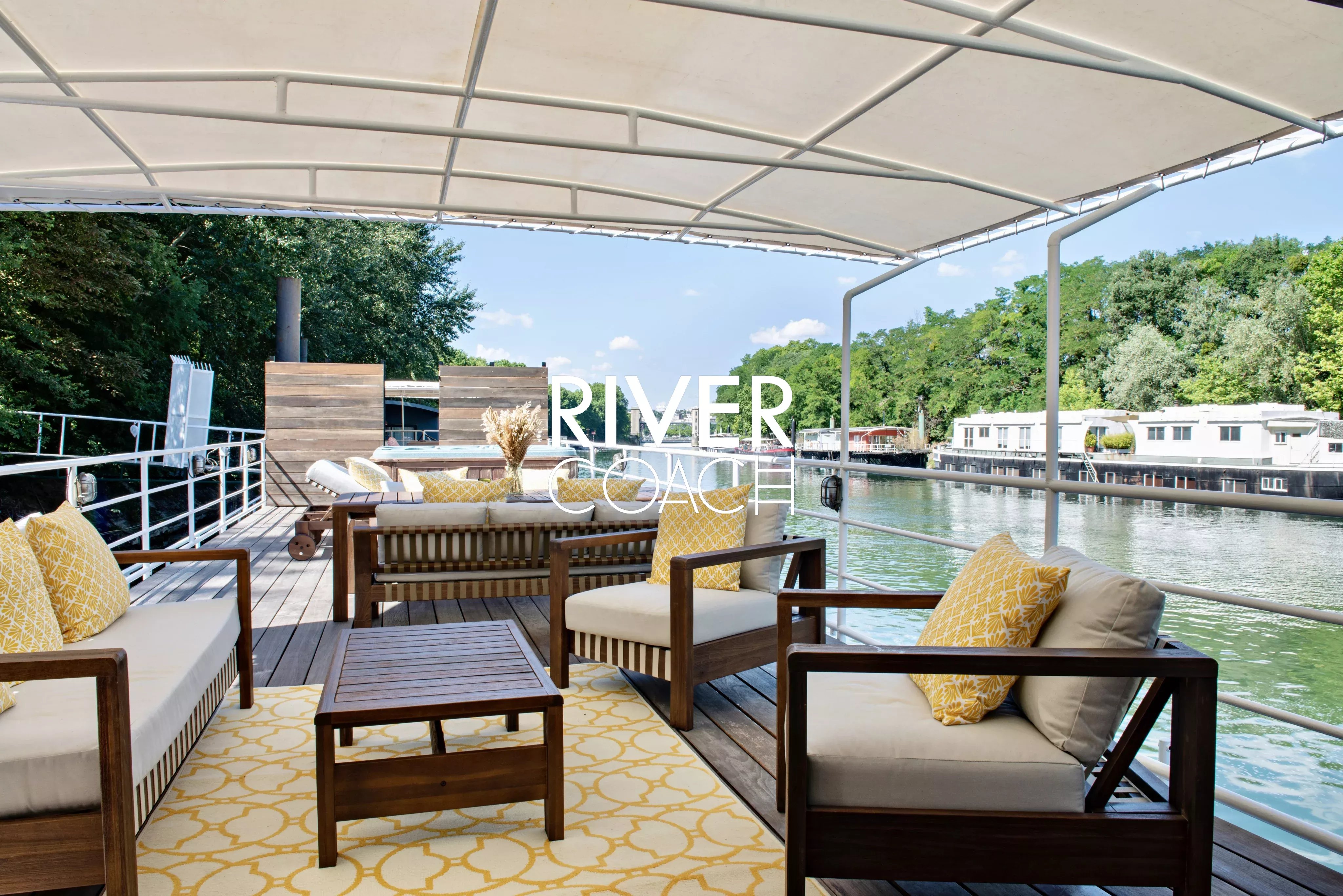 Péniche d'exception dans un écrin de verdure