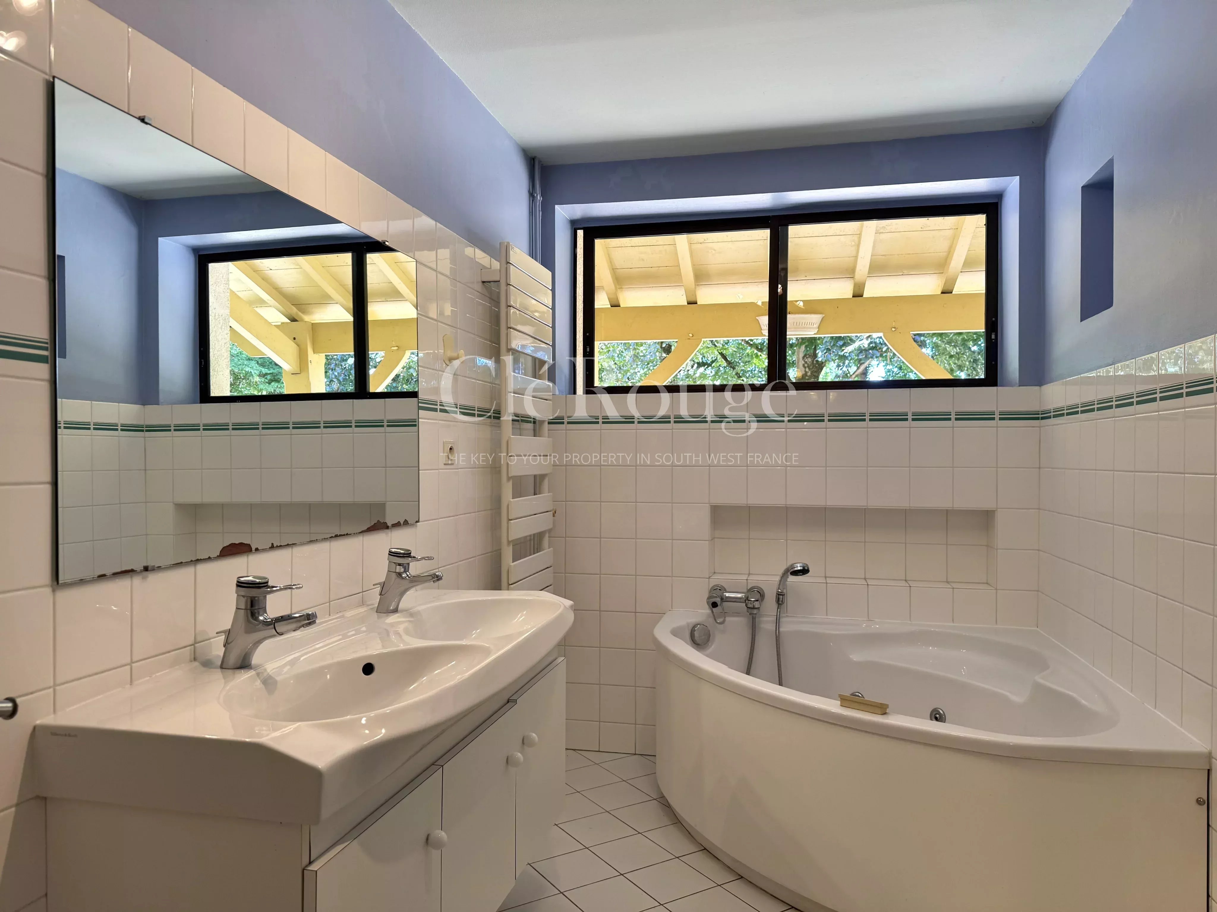 Close to Duras - Characterful and spacious property with swimming pool and stunning views