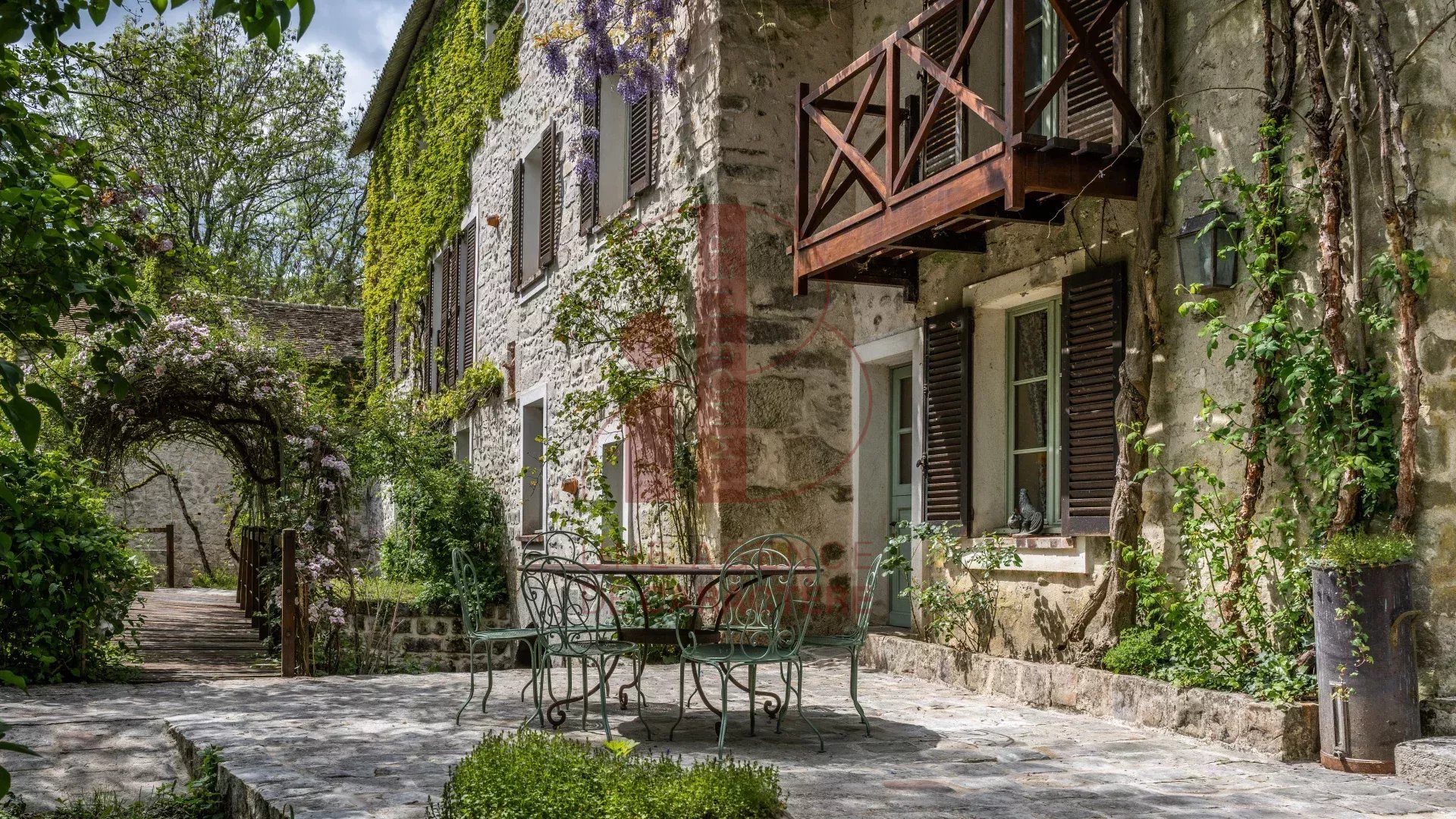 NEAR FONTAINEBLEAU - GREZ SUR LOING - MILL 382 M² ON THE EDGE OF LOING - REMARKABLE SITE 2.2 HECTARES -