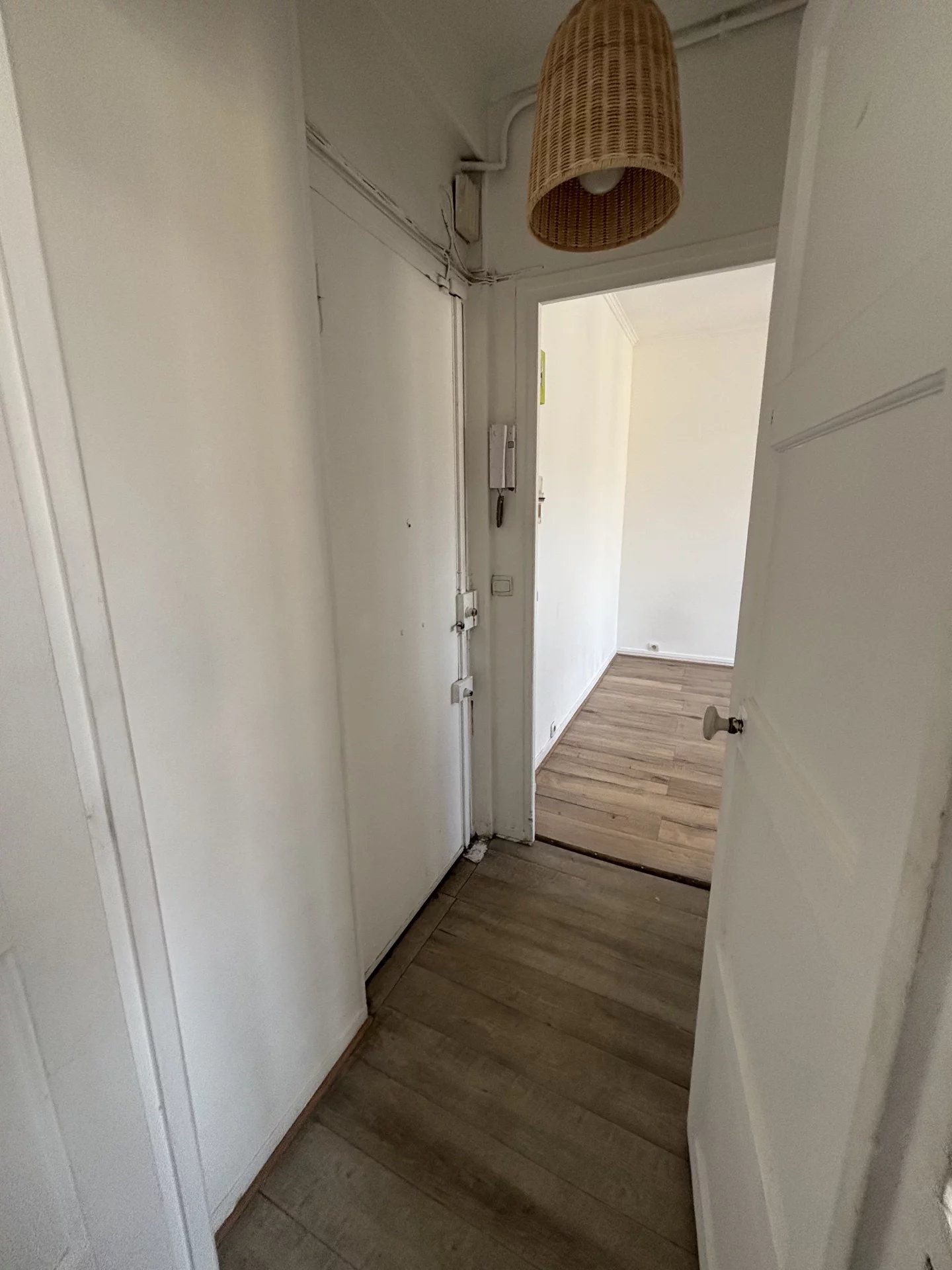 CLICHY – 2 PIÈCES LUMINEUX DE 28 M² EN PLEIN CENTRE-VILLE - Image Array