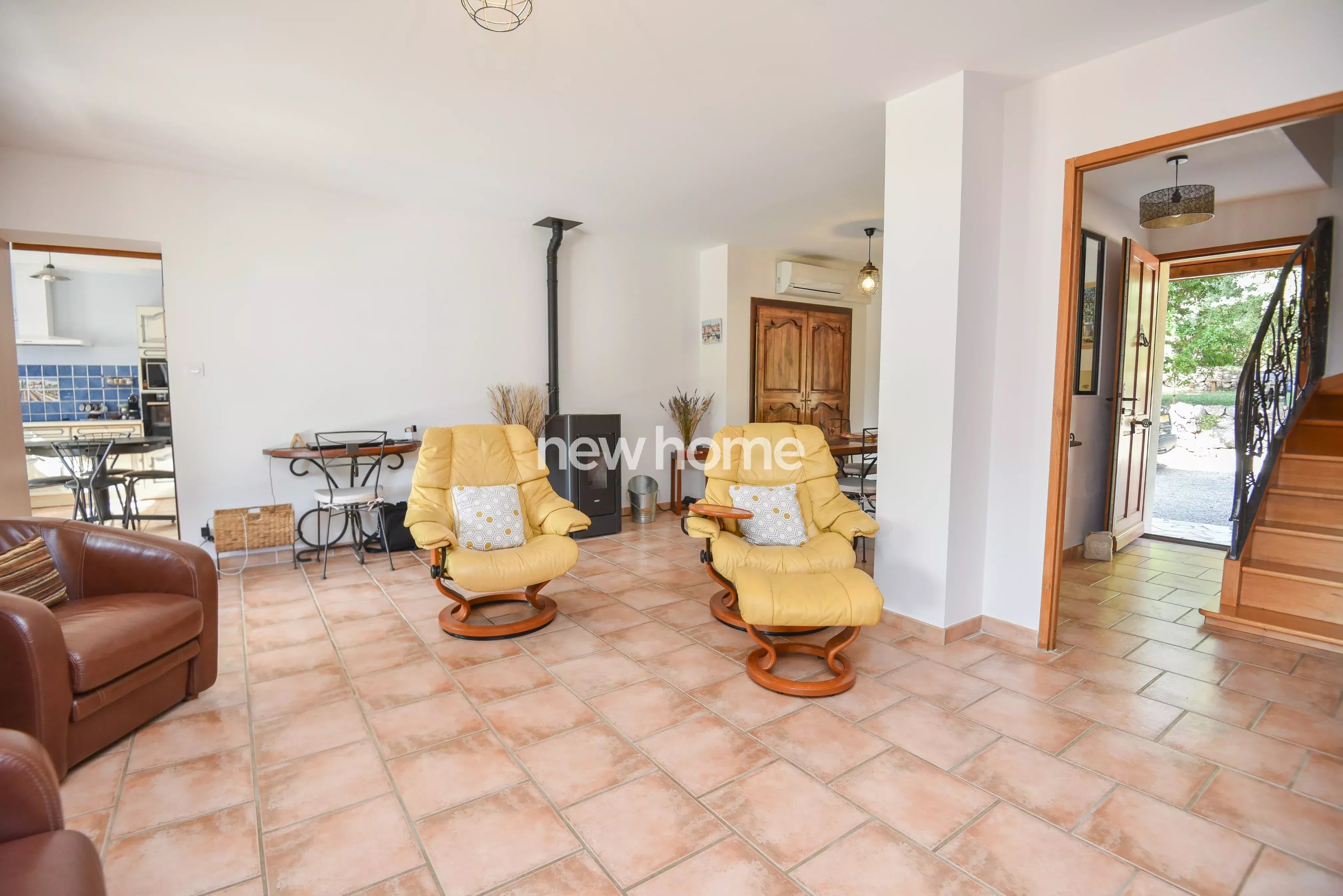 Maison tout confort avec grand jardin, garage, piscine et proximité du village