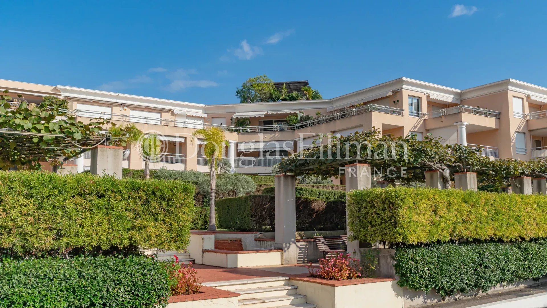 ROQUEBRUNE-CAP-MARTIN – Penthouse d’Exception avec Rooftop Privatif et Vue sur Monaco - Image nᵒ2