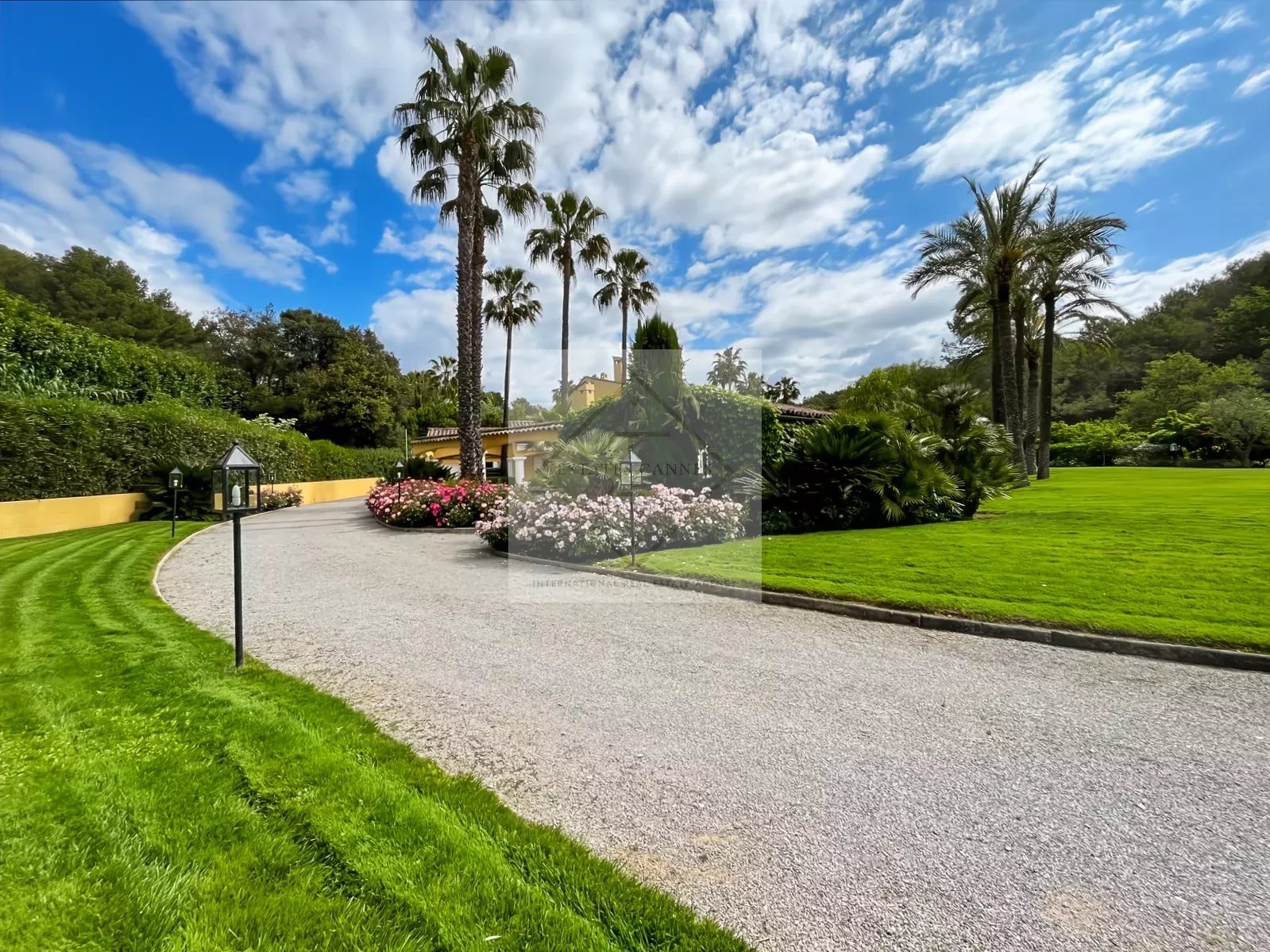 MOUGINS — VILLA D’EXCEPTION À LOUER À L’ANNÉE — photo 4