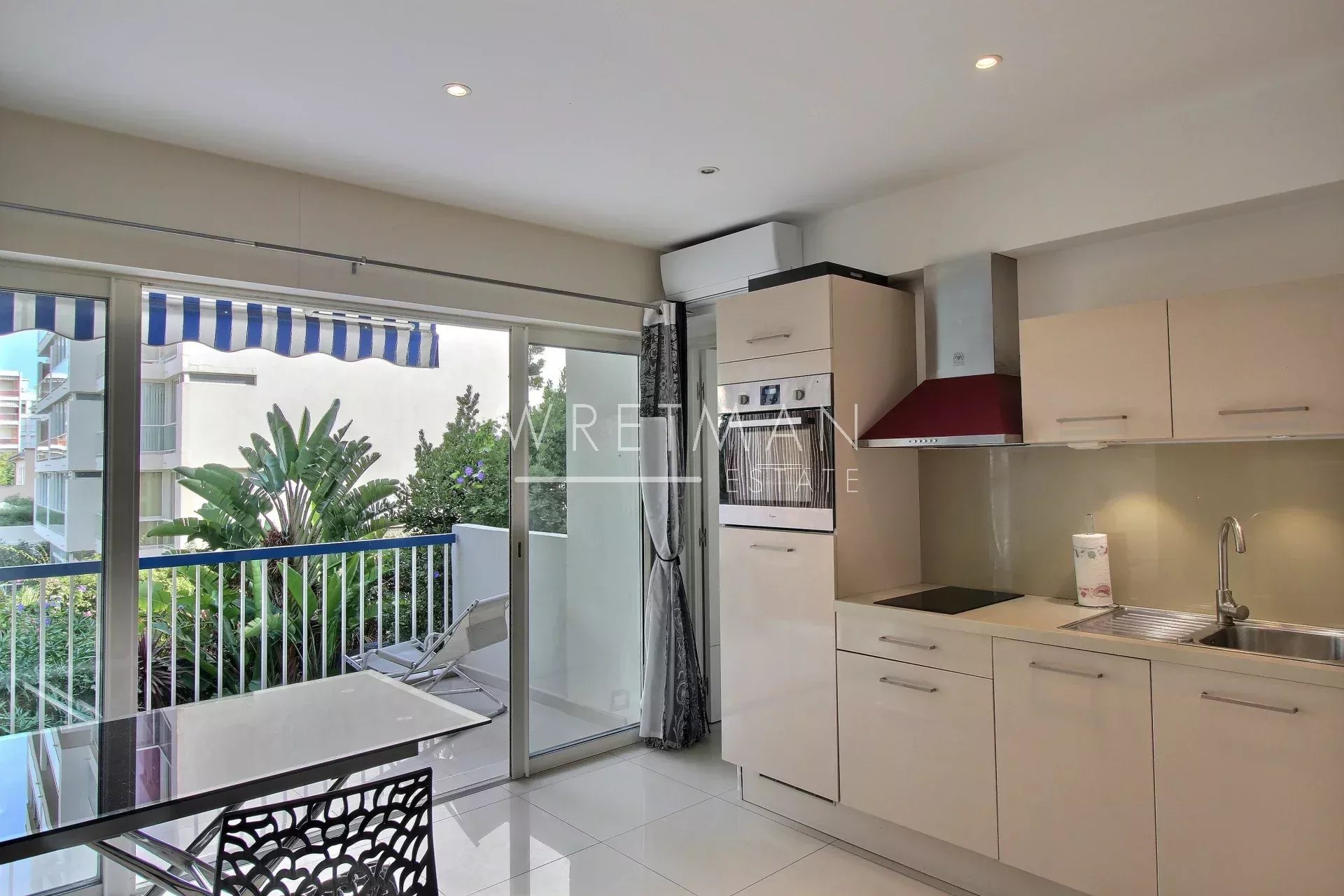 Superbe appartement rénové avec terrasse – Cannes Pointe Croisette