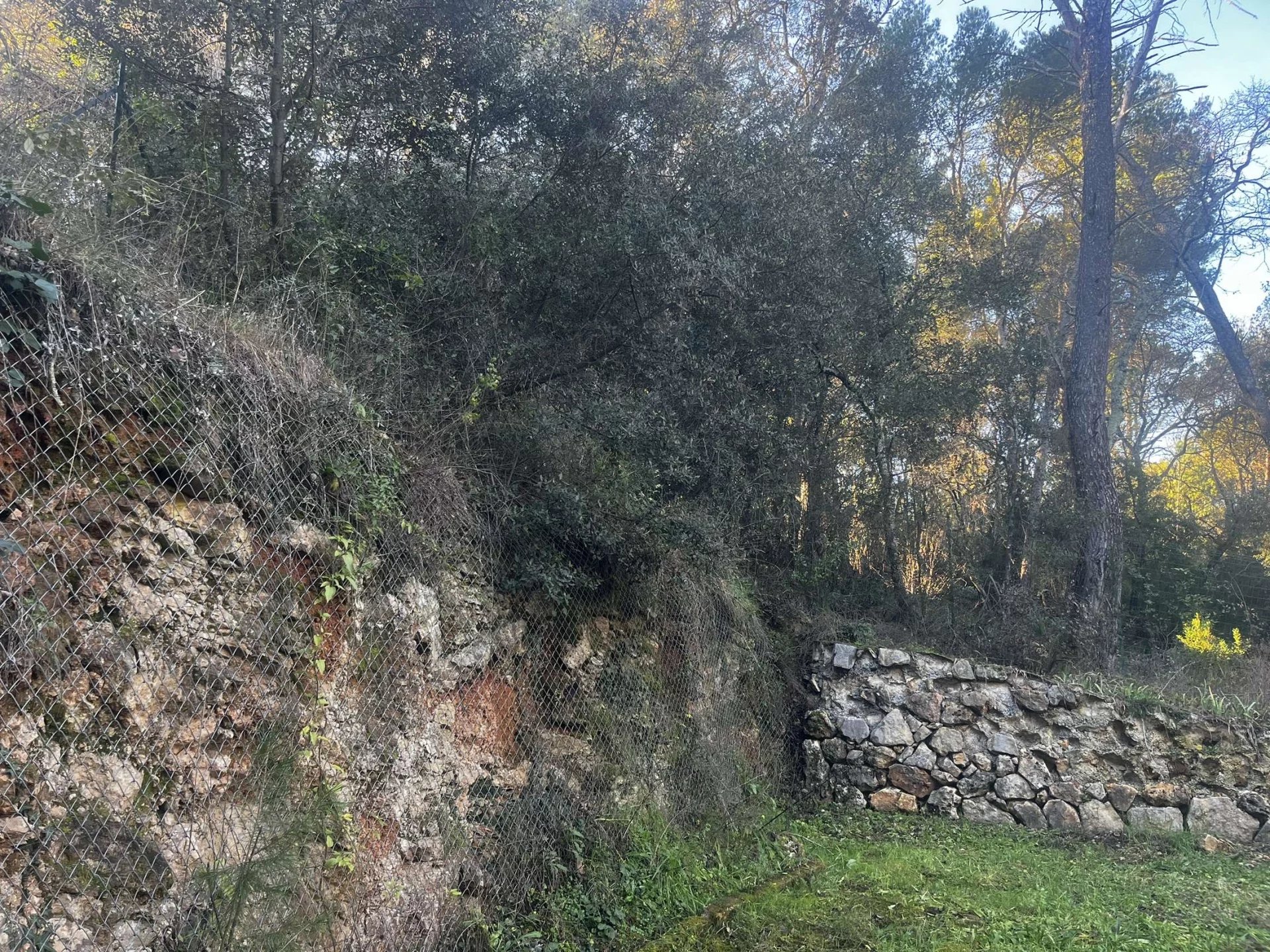BUILDING LAND IN LORGUES