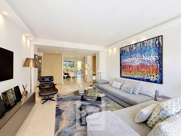 2-Bedroom Apartment in Cannes — photo 2