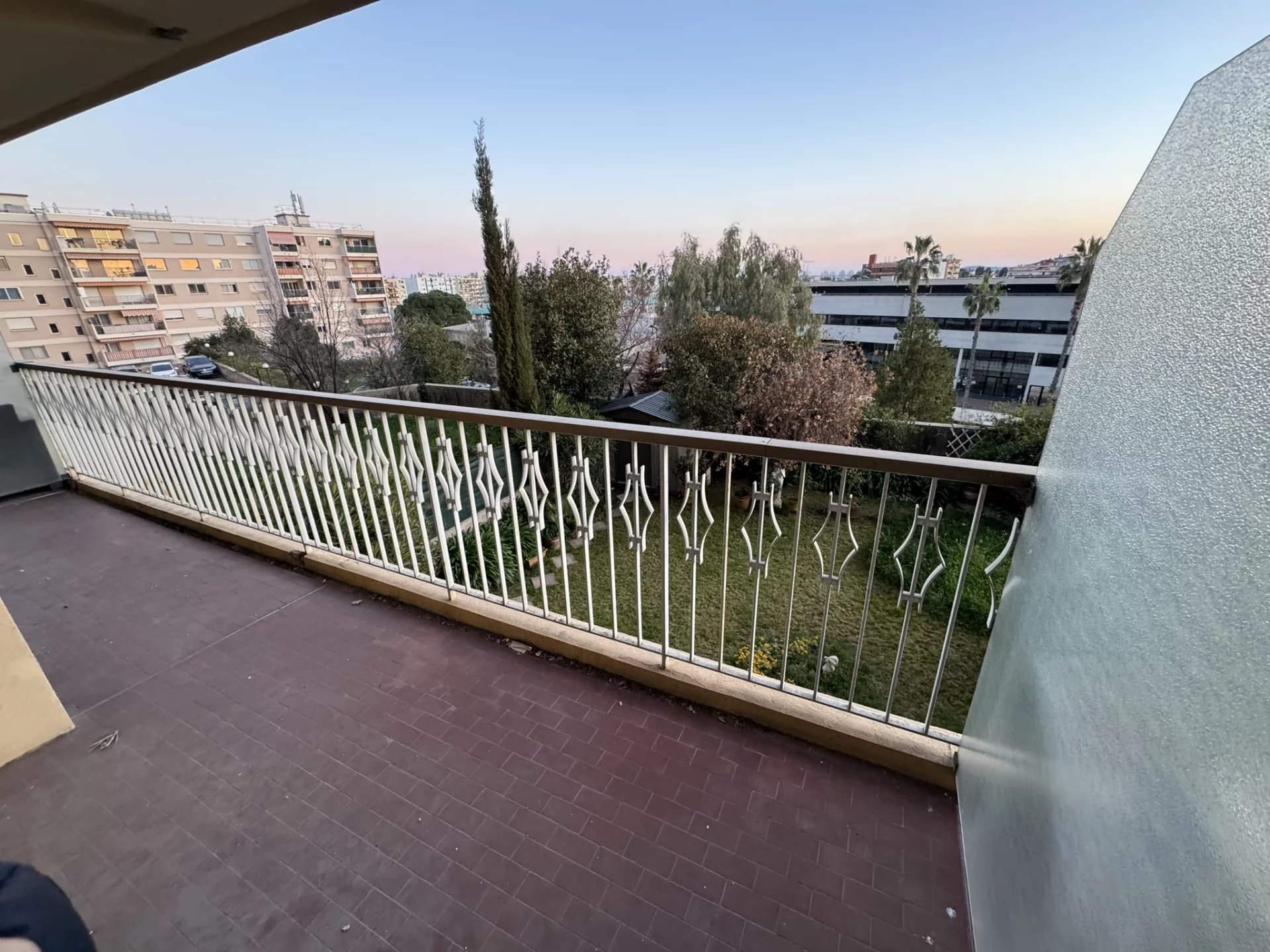 Cagnes sur mer proche Gare et Commerces 4 pièces traversant