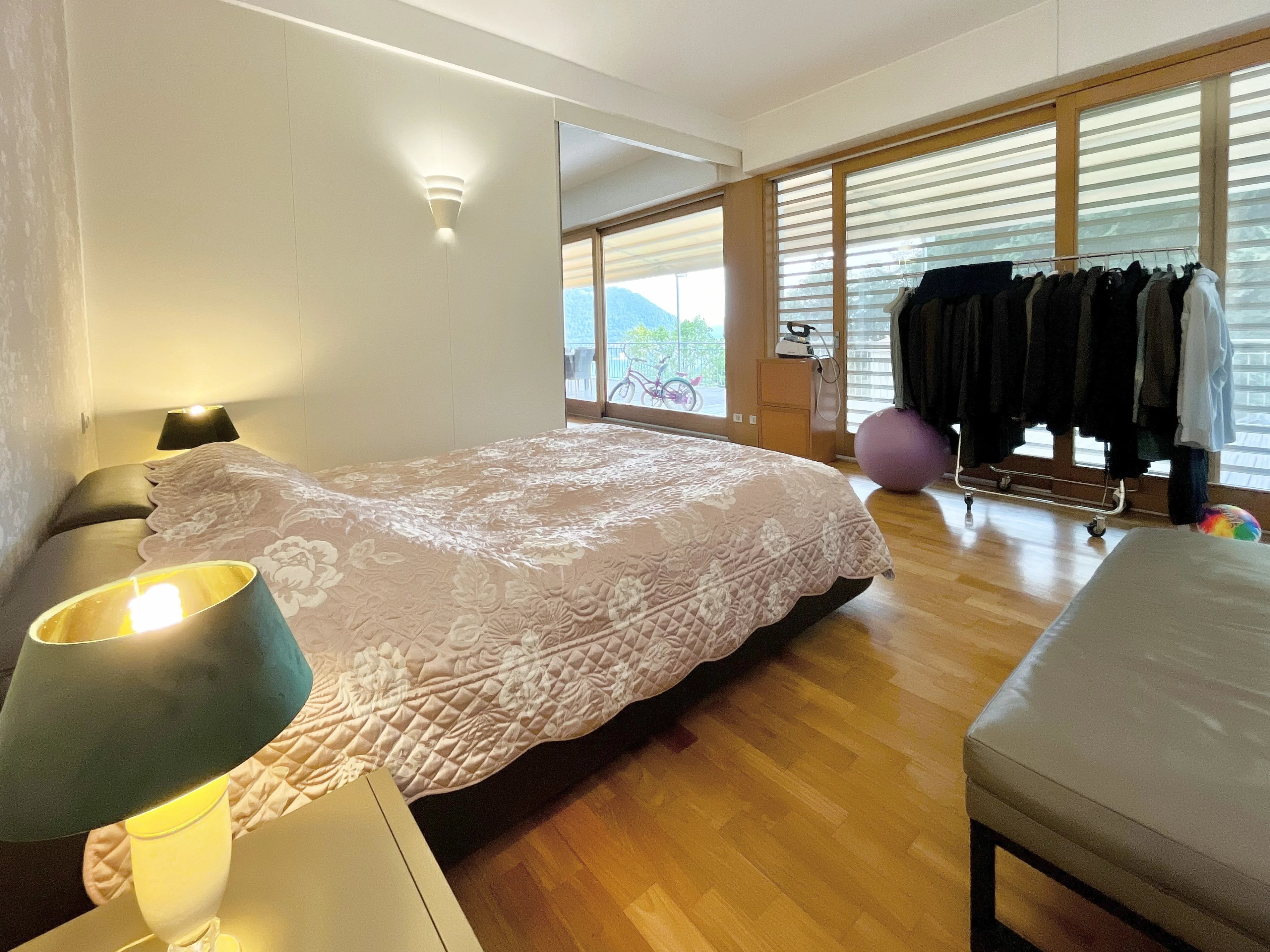 Appartement avec Plafonds Hauts, Baies Vitrées Panoramiques et Jardin Privé au Cœur de Cernobbio - picture 16 title=