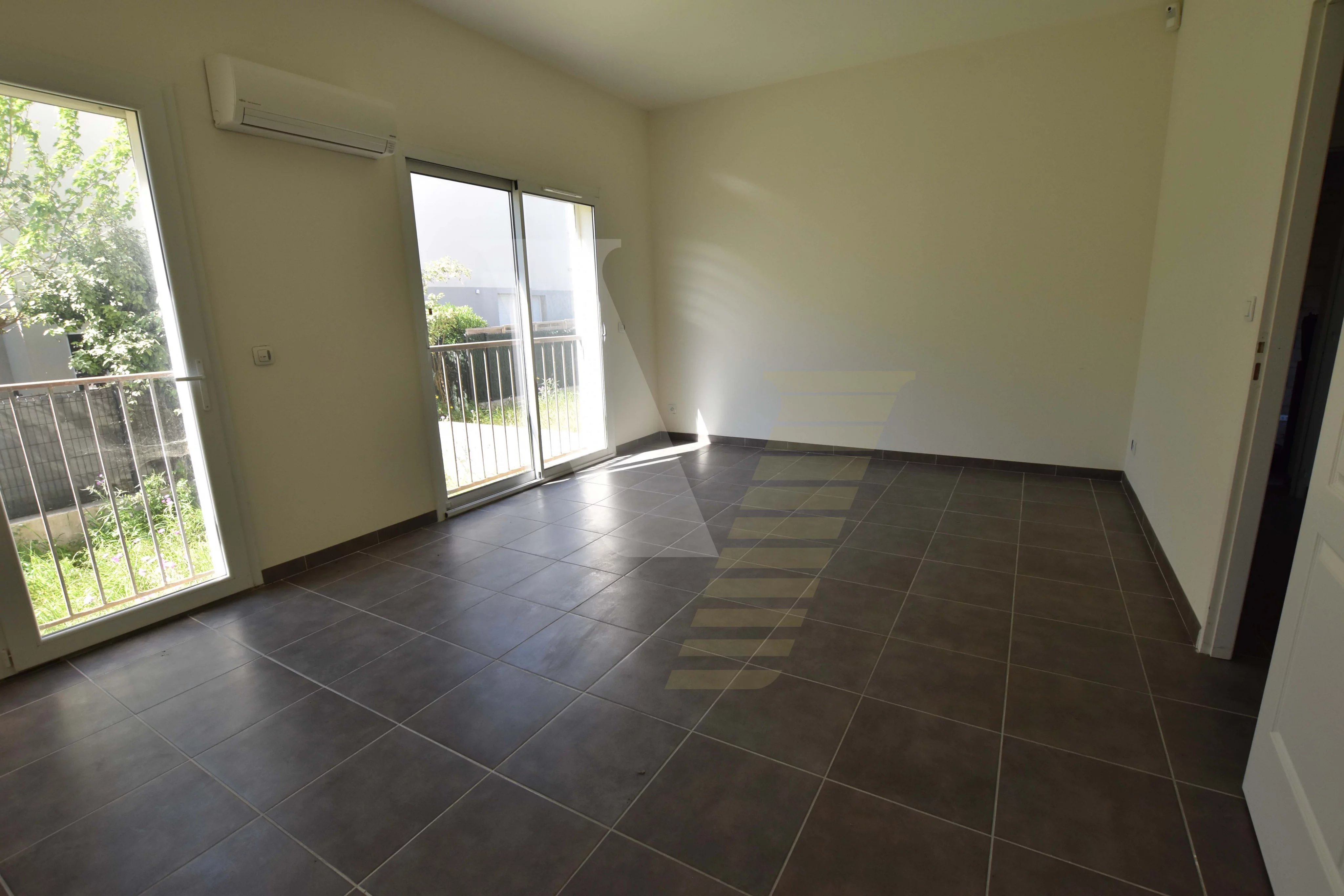 Grande maison avec garage et jardin - Photo 4