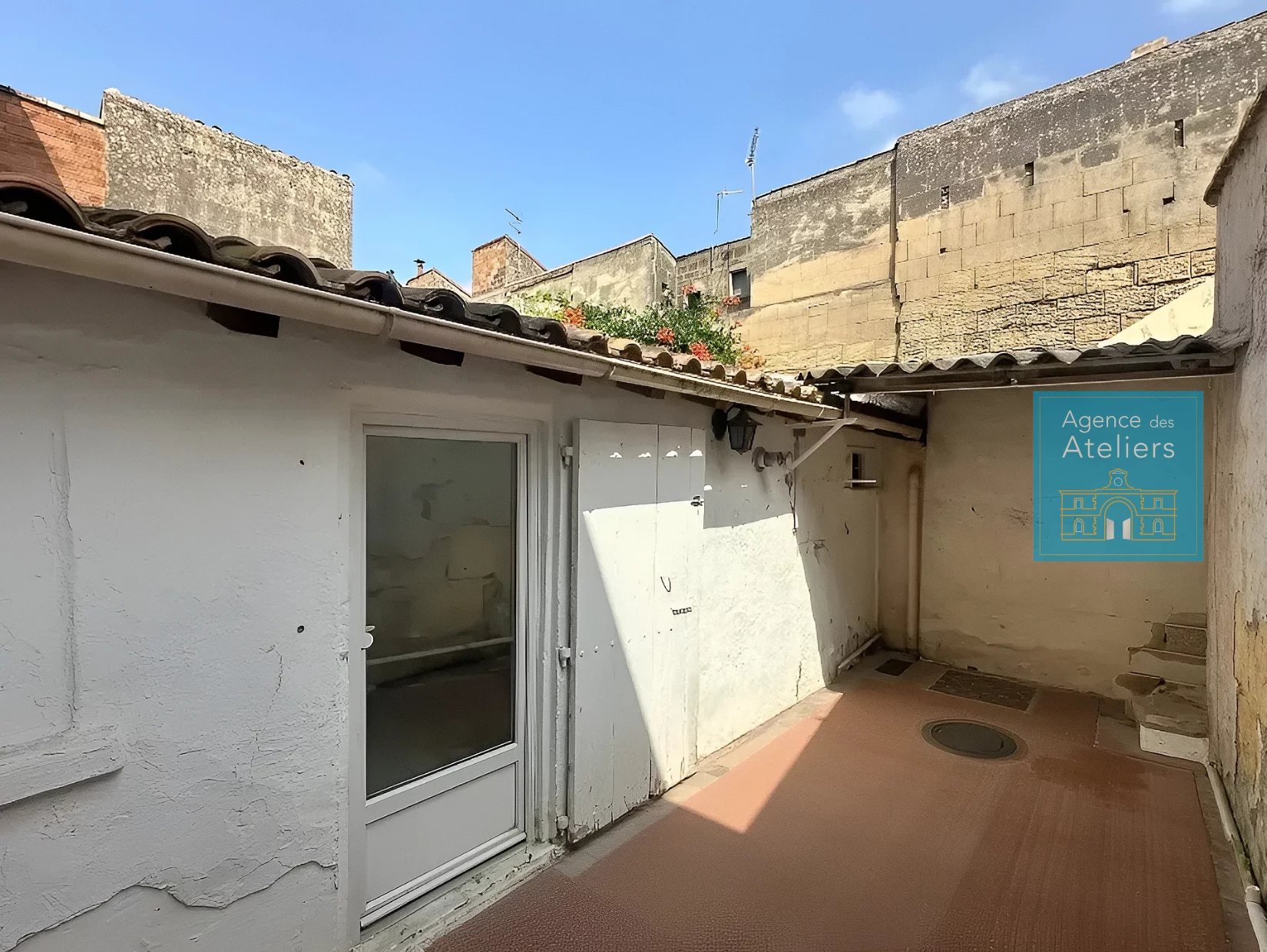 Maison de ville avec une cour en rez-de-chaussée - Proximité du centre ville et de la gare