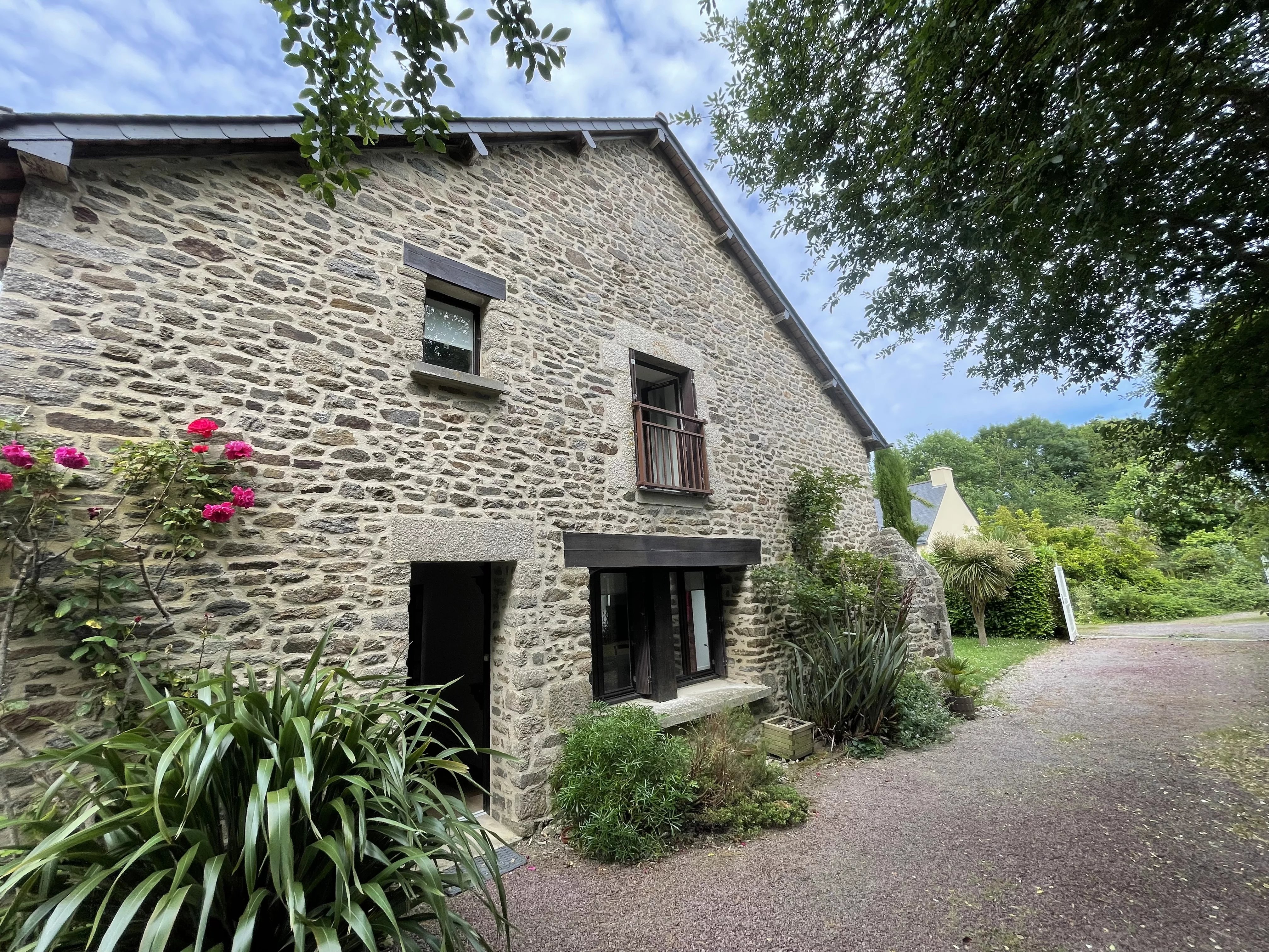 EMPLACEMENT IDÉAL À LANVALLAY – MAISON FAMILIALE AU CALME, PROCHE DES COMMODITÉS