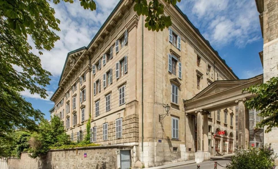 Elégance et charme au coeur de la cité de Calvin