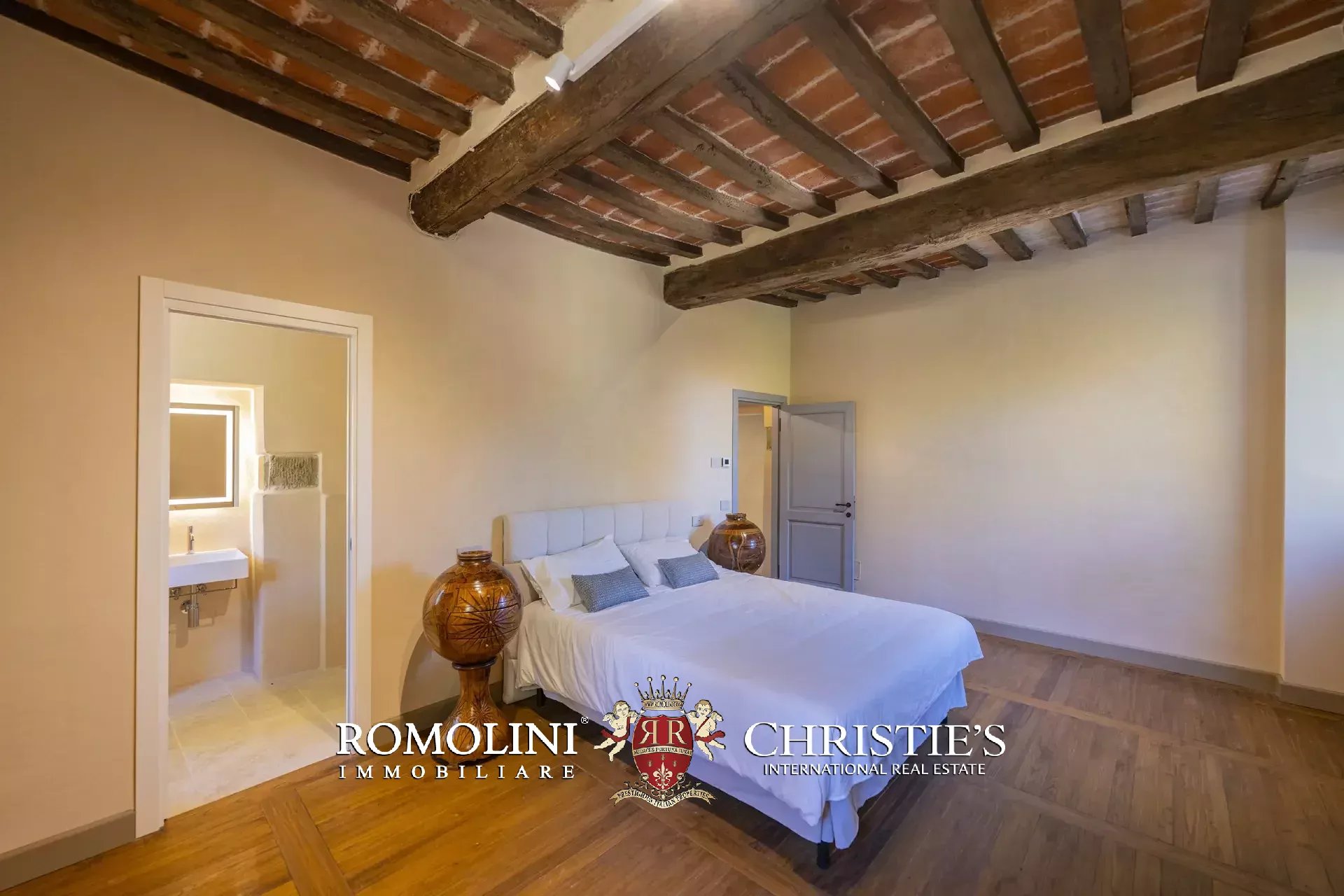 ART-NOUVEAU VILLA FOR SALE IN A PANORAMIC POSITION OVER LAKE TRASIMENO, UMBRIA